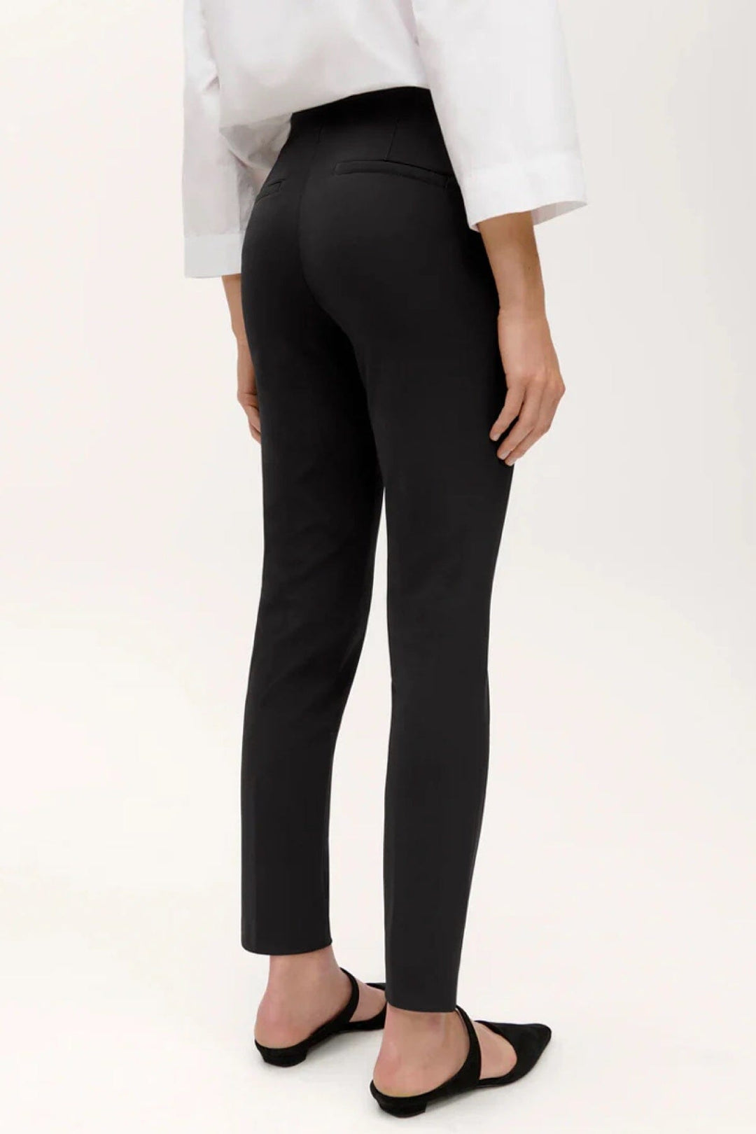 Pantalon slim Ros de Cambio vu de dos, avec coupe courte, taille élastique et design épuré.