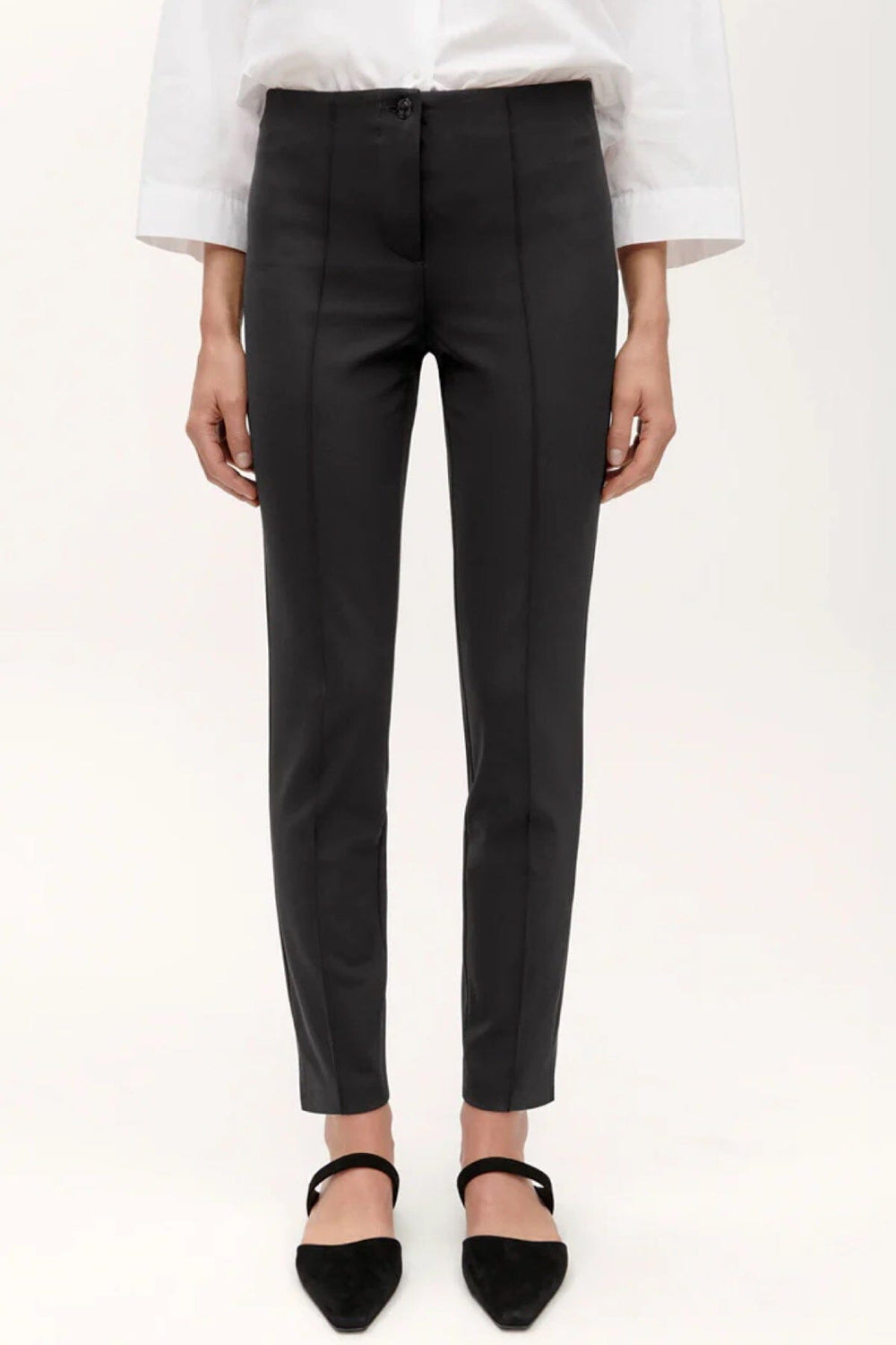 Pantalon slim Ros de Cambio en tissu techno, taille élastique et design élégant, jambe effilée et poches passepoilées.