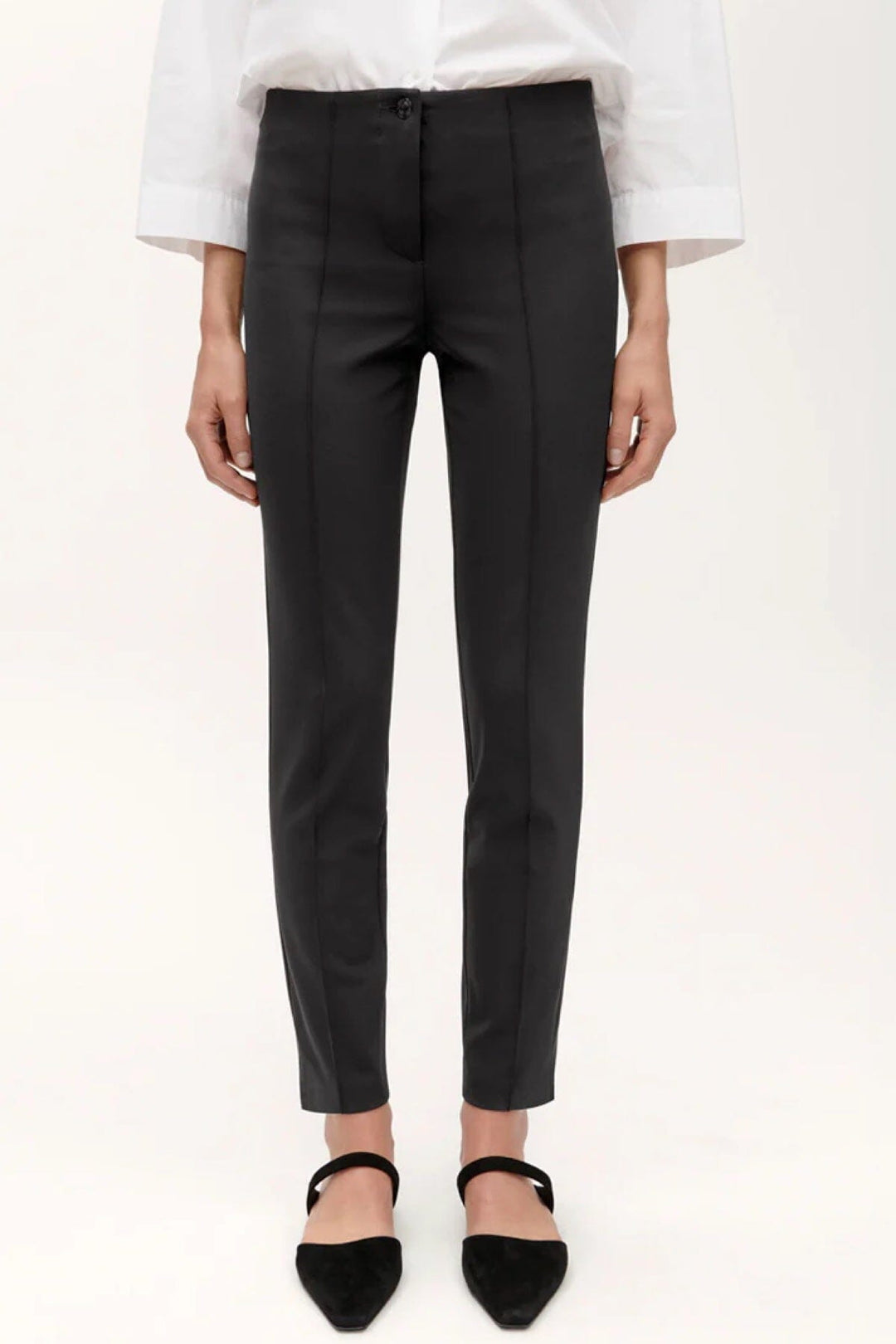 Pantalon slim Ros de Cambio en tissu techno, taille élastique et design élégant, jambe effilée et poches passepoilées.