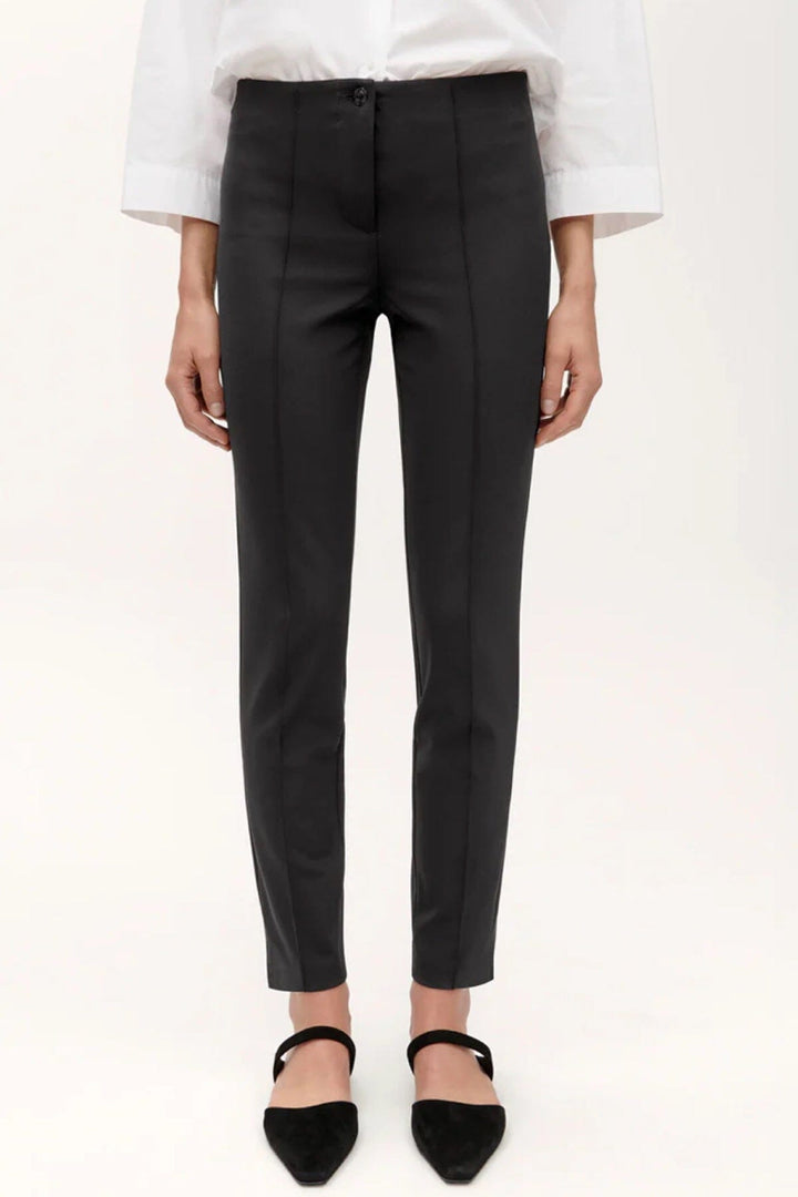 Pantalon slim Ros de Cambio en tissu techno, taille élastique et design élégant, jambe effilée et poches passepoilées.