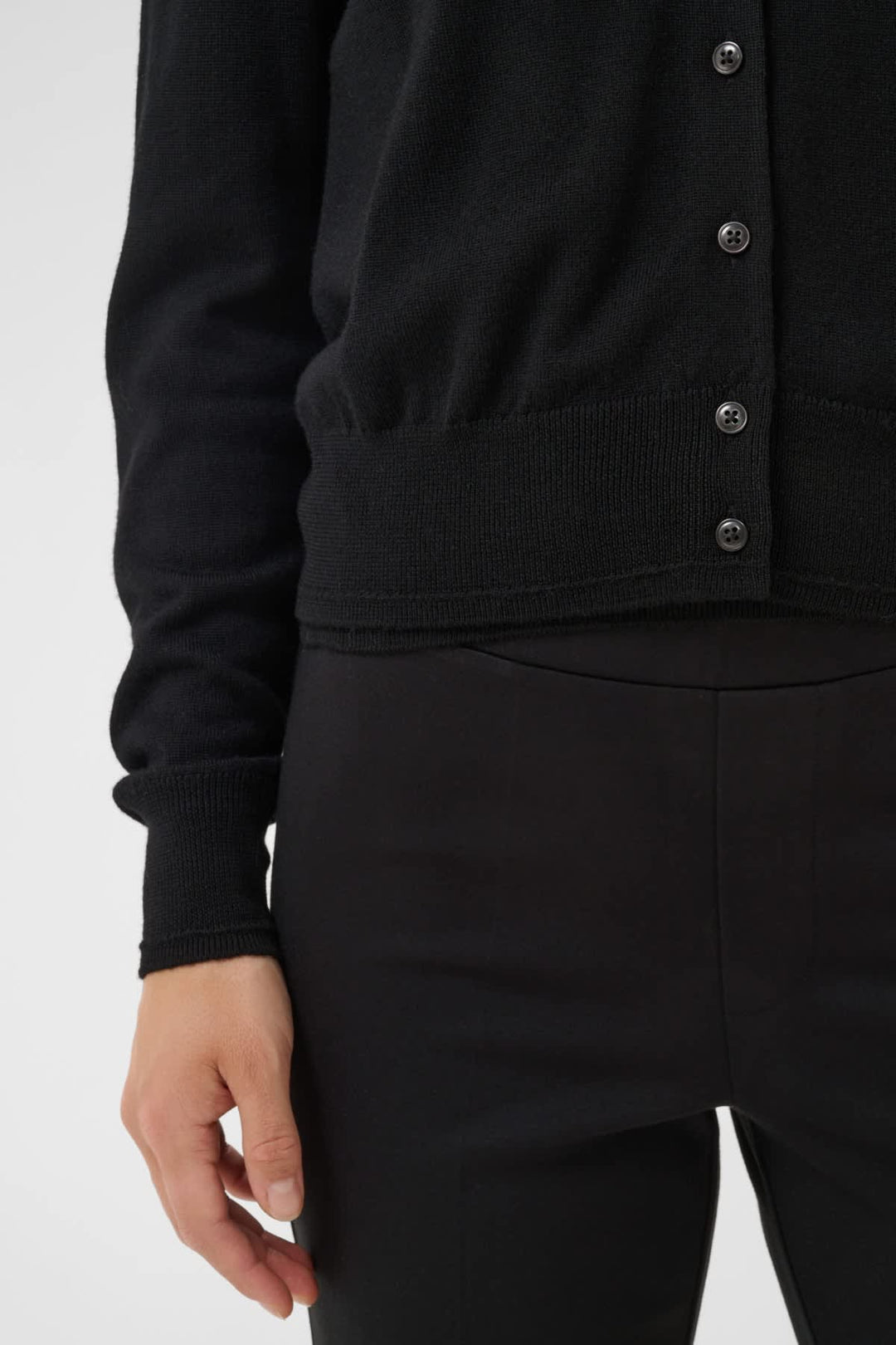 Vue de face cardigan vert en laine Noelani Part Two avec boutons bois pour femme - Valérie Simon