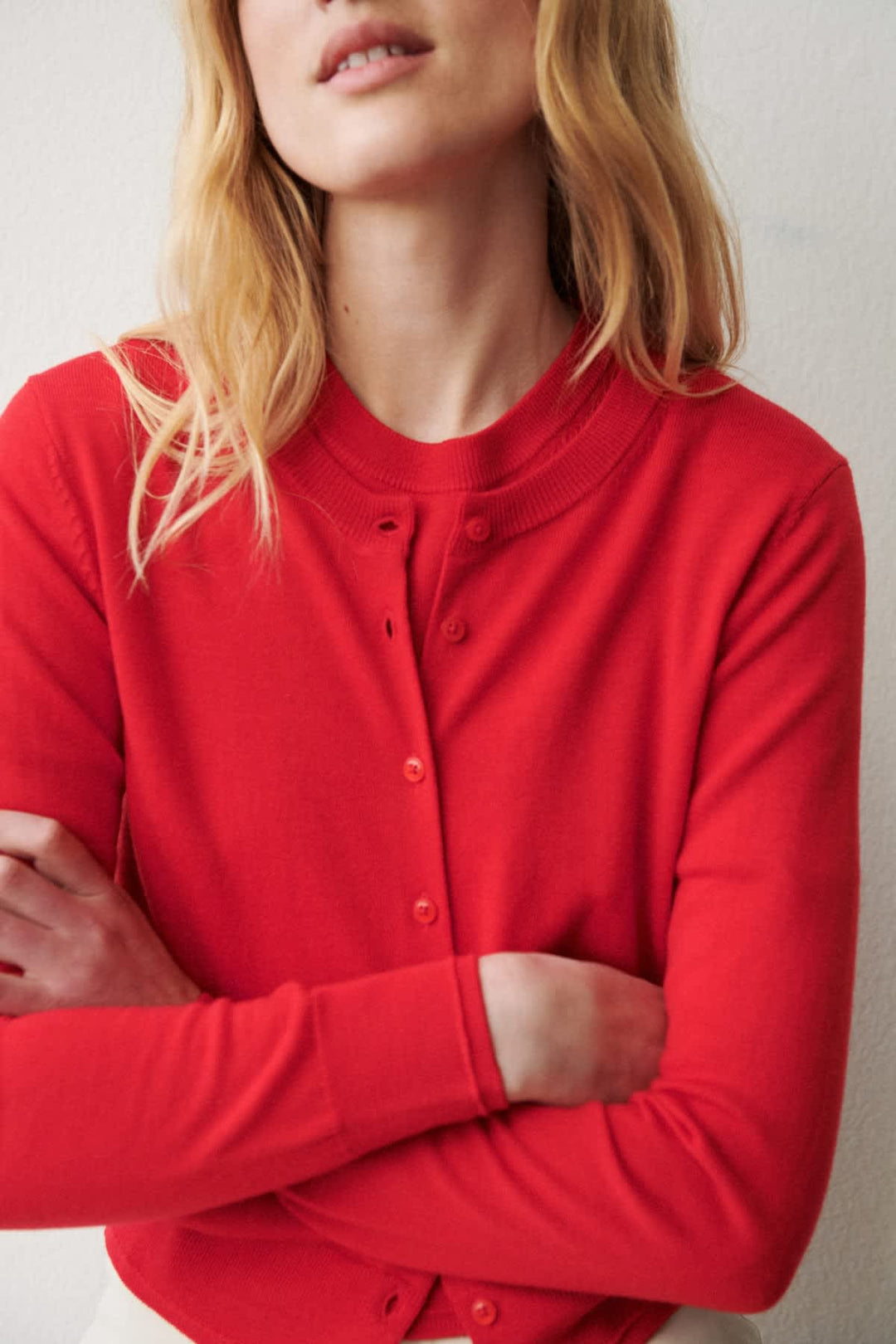 Vue de côté cardigan en laine Noelani Part Two pour femme gris clair avec détails en maille torsadée - Valérie Simon