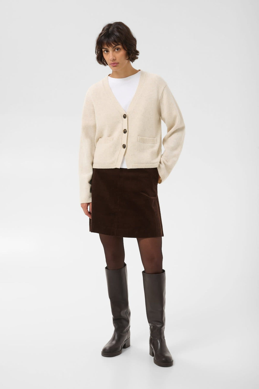 Cardigan en tricot col V vue de face pour femme Part Two