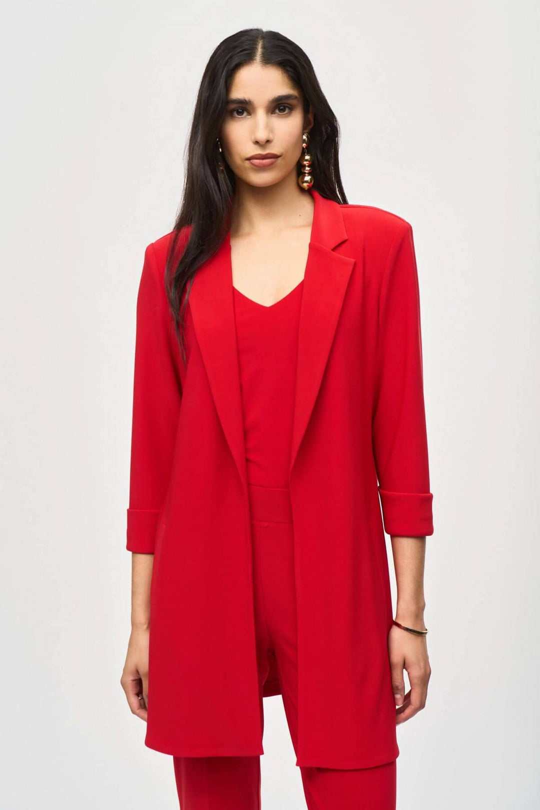 Veston long rouge élégant, col cranté, manches trois-quarts, style rédingote, parfait pour des tenues chic.