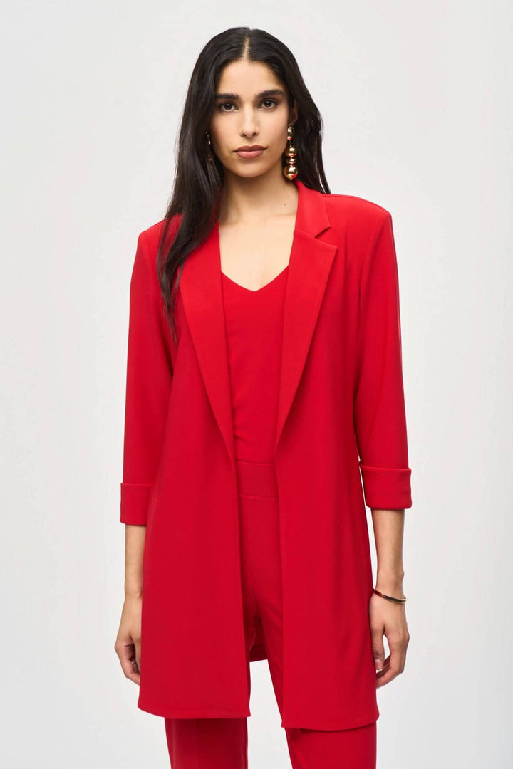 Veston long rouge élégant, col cranté, manches trois-quarts, style rédingote, parfait pour des tenues chic.