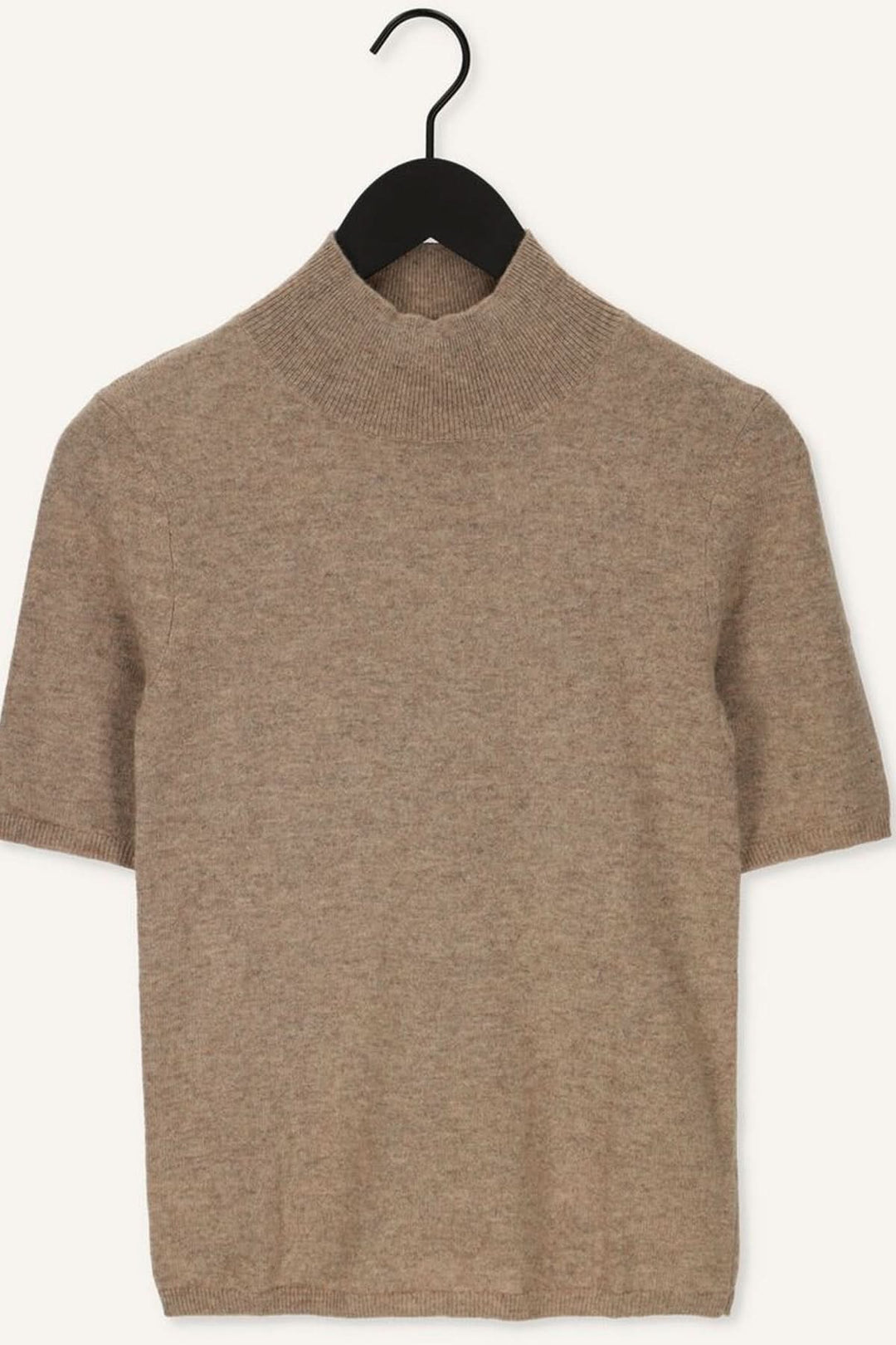 Image du chandail col montant manches courtes — maille fine sur un cintre. Style élégant et moderne, idéal avec un jean ou sous un blazer.