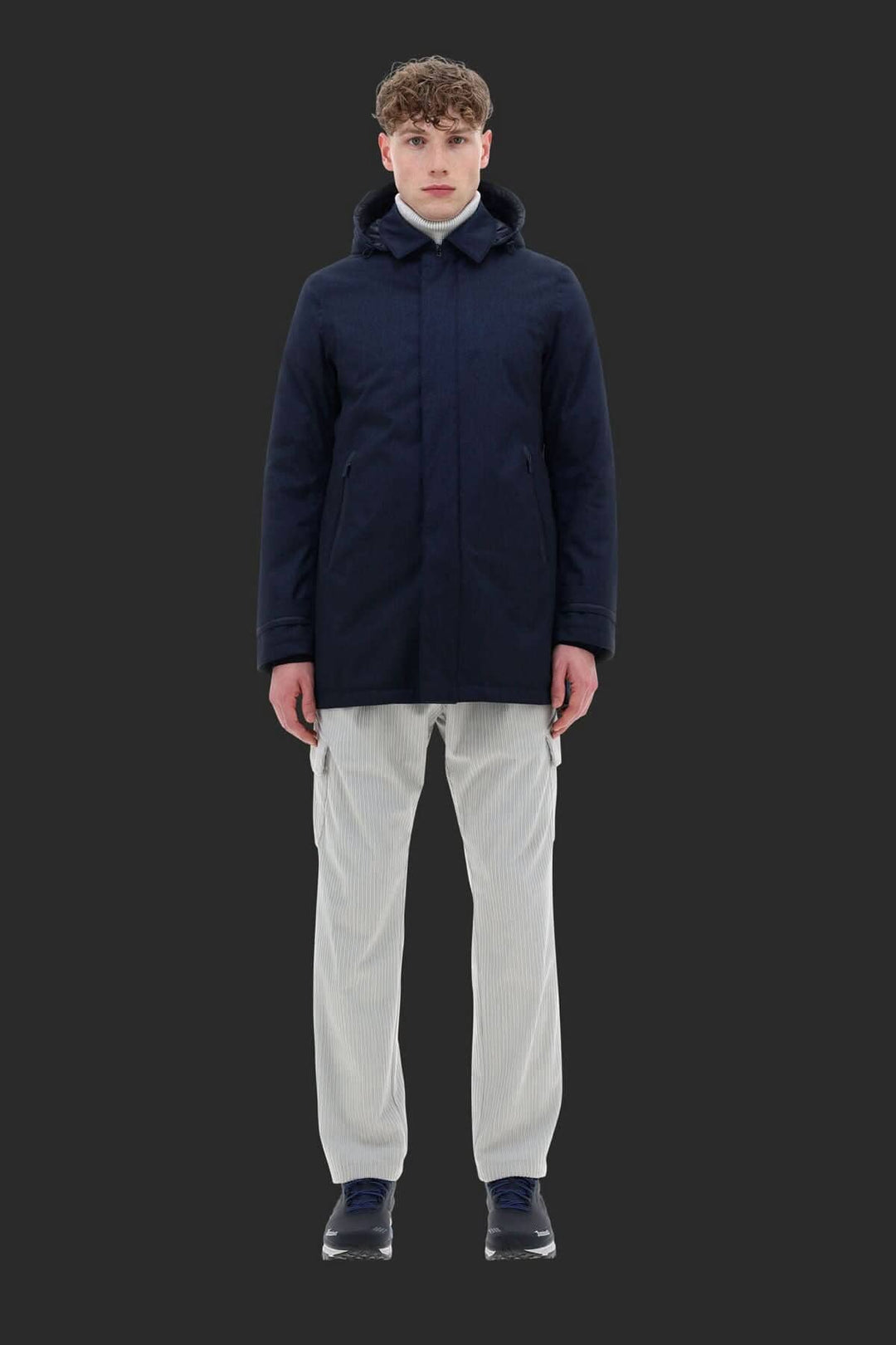 Manteau carcoat en polyester avec capuche, modèle élégant pour homme, idéal pour voyages d'affaires ou décontractés.