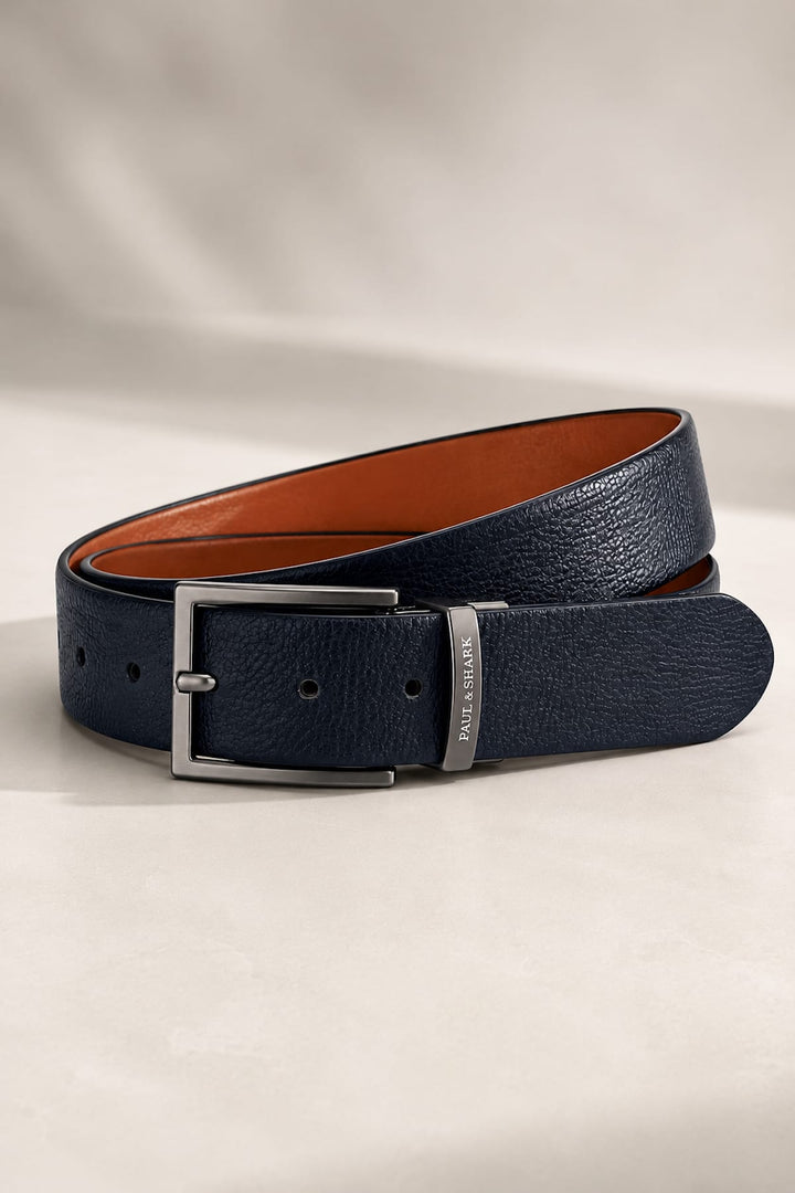 Side view of the Paul and Shark reversible black grained leather belt - Valérie Simon