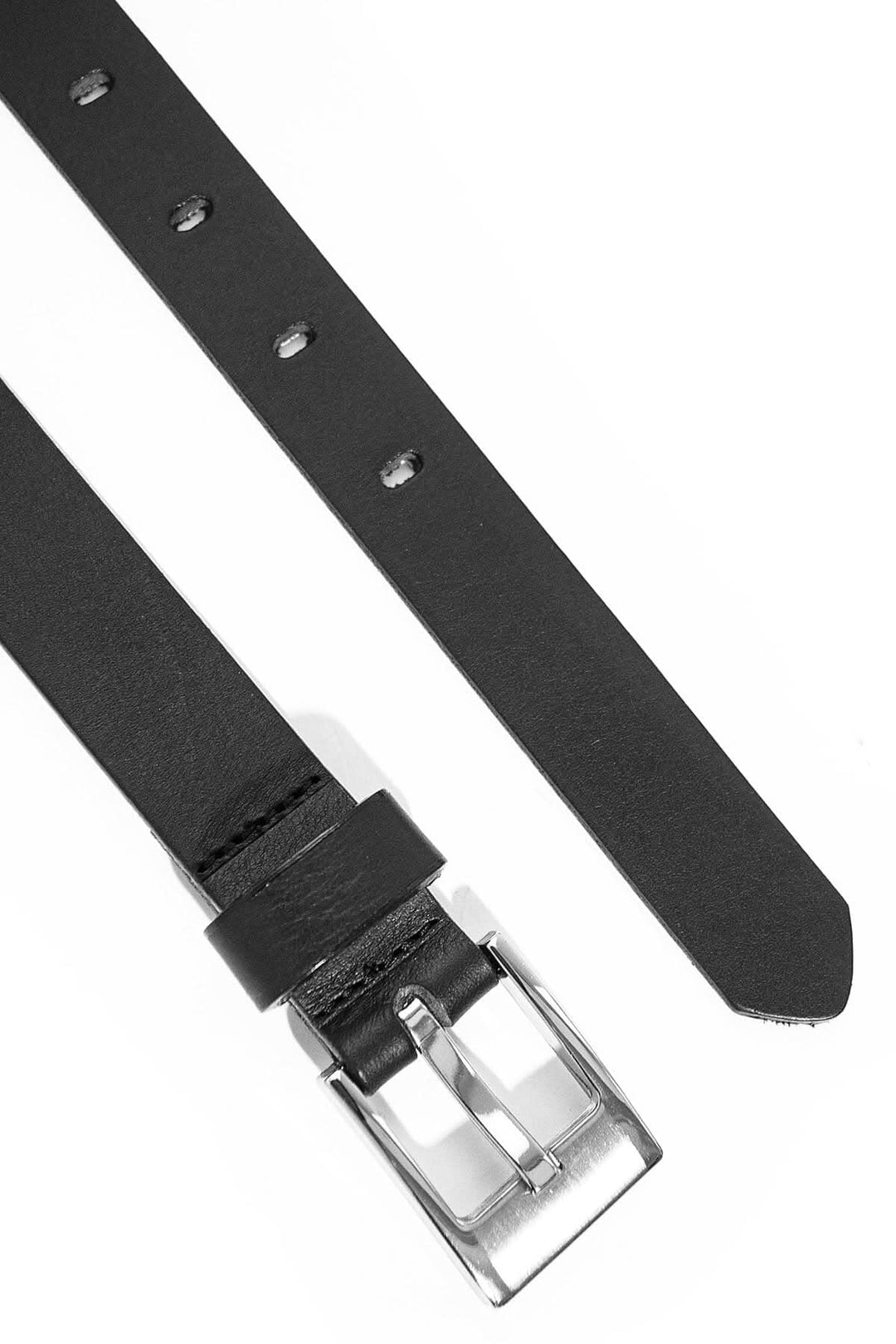 Ceinture simple en cuir noir avec boucle argentée, parfaite pour tous les outfits, longueur 92 cm, largeur 2 cm.