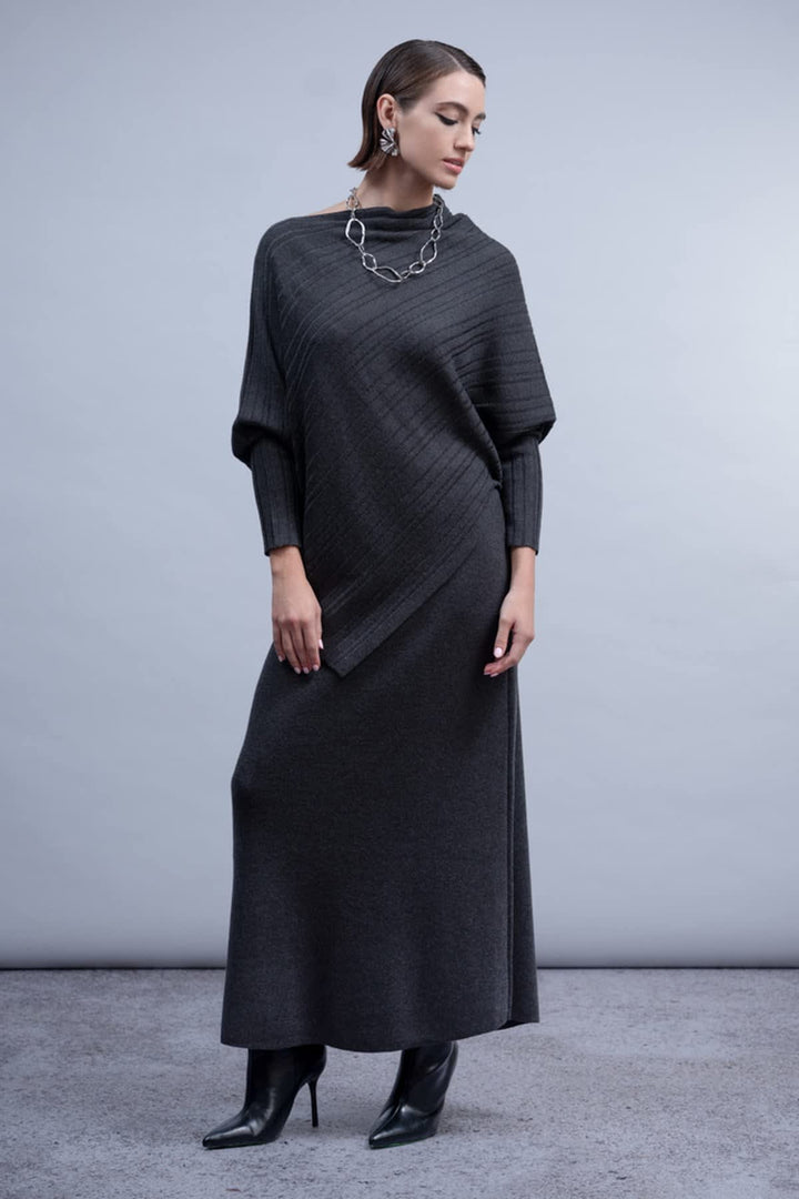 Front view of the Haako women&