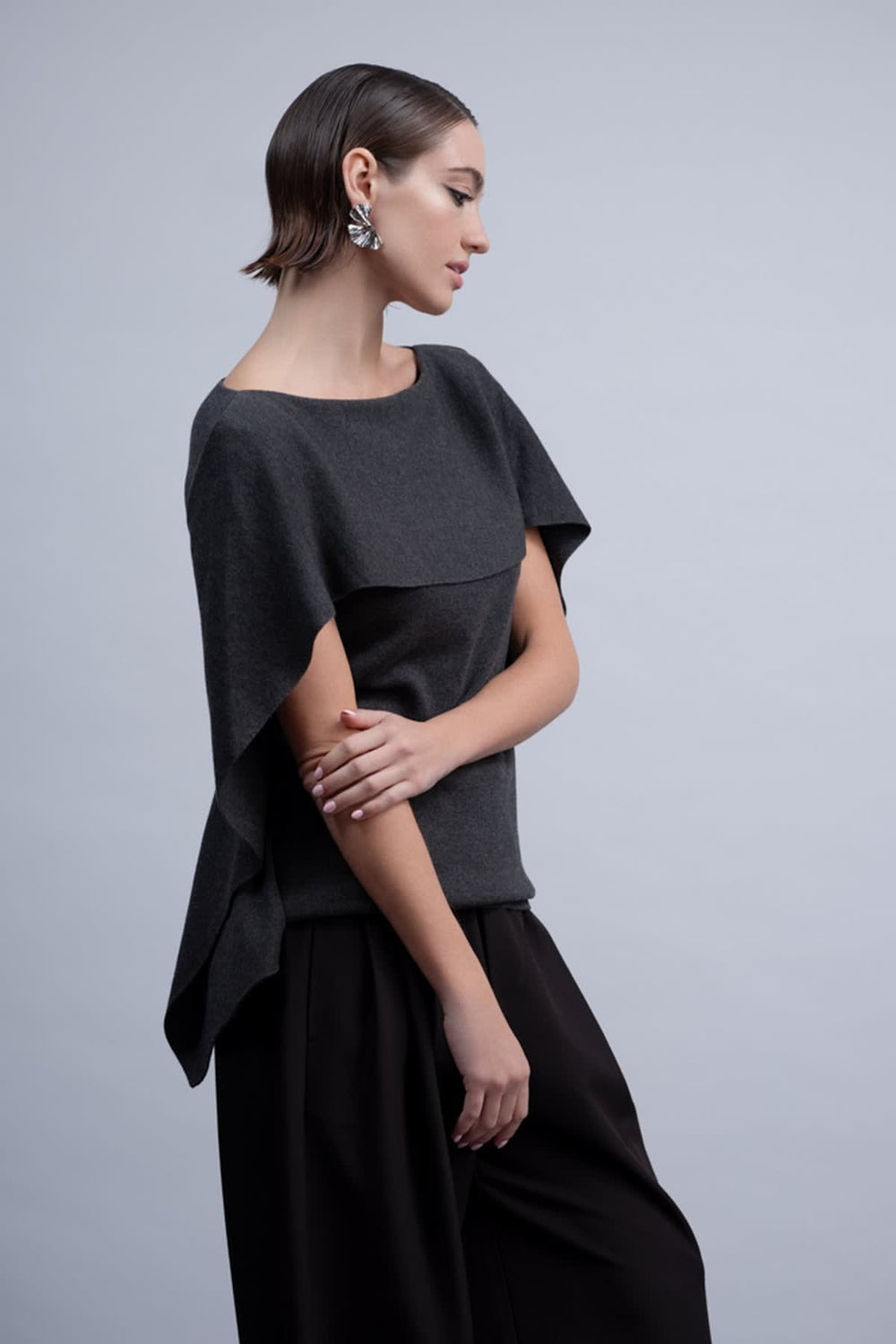 Side view of the Haako women's burgundy cape sweater with fringe - Valérie Simon