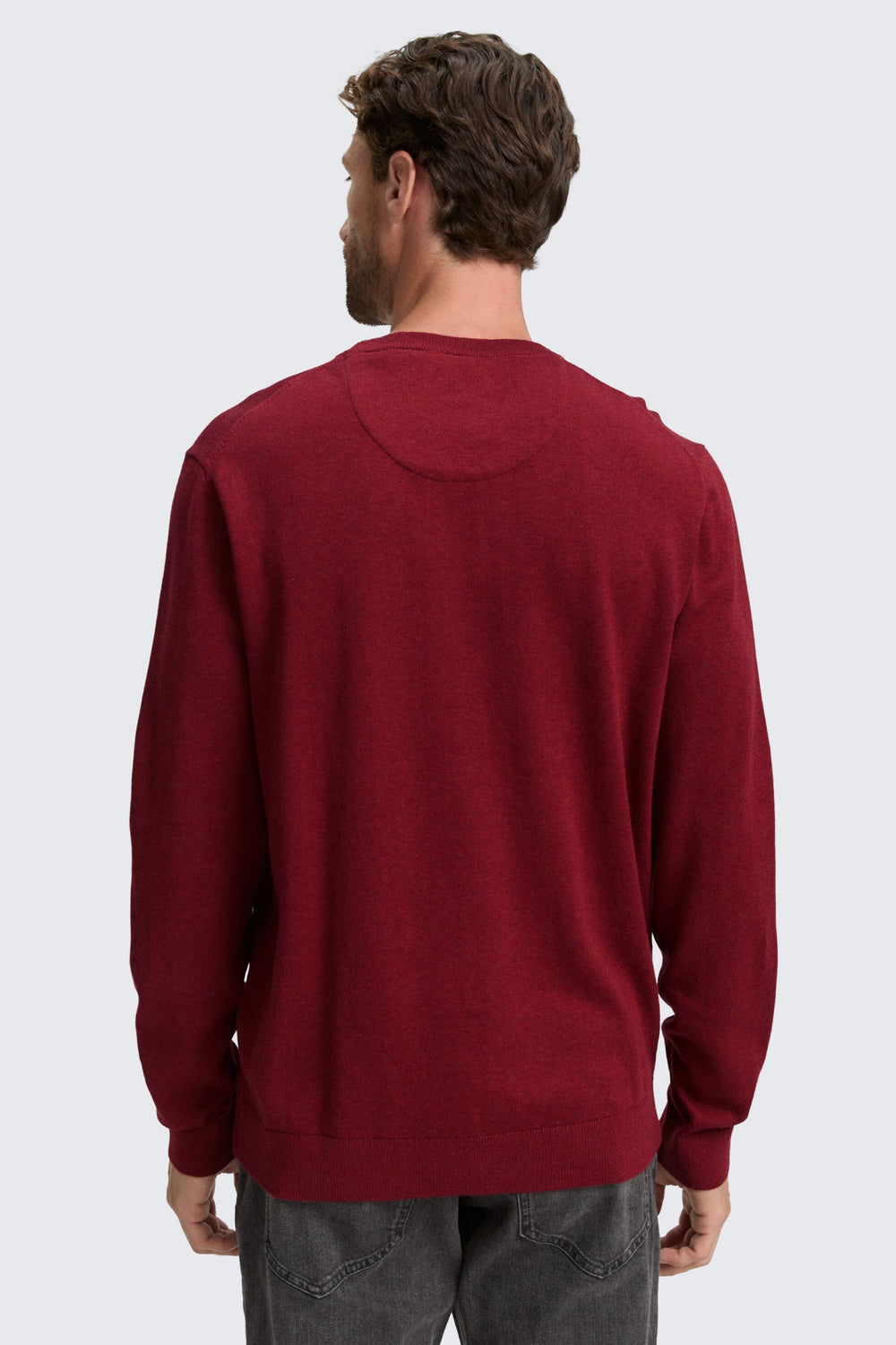 Side view of a gray Tom Tailor men's crew-neck sweater with a subtle logo on the sleeve - Valérie Simon