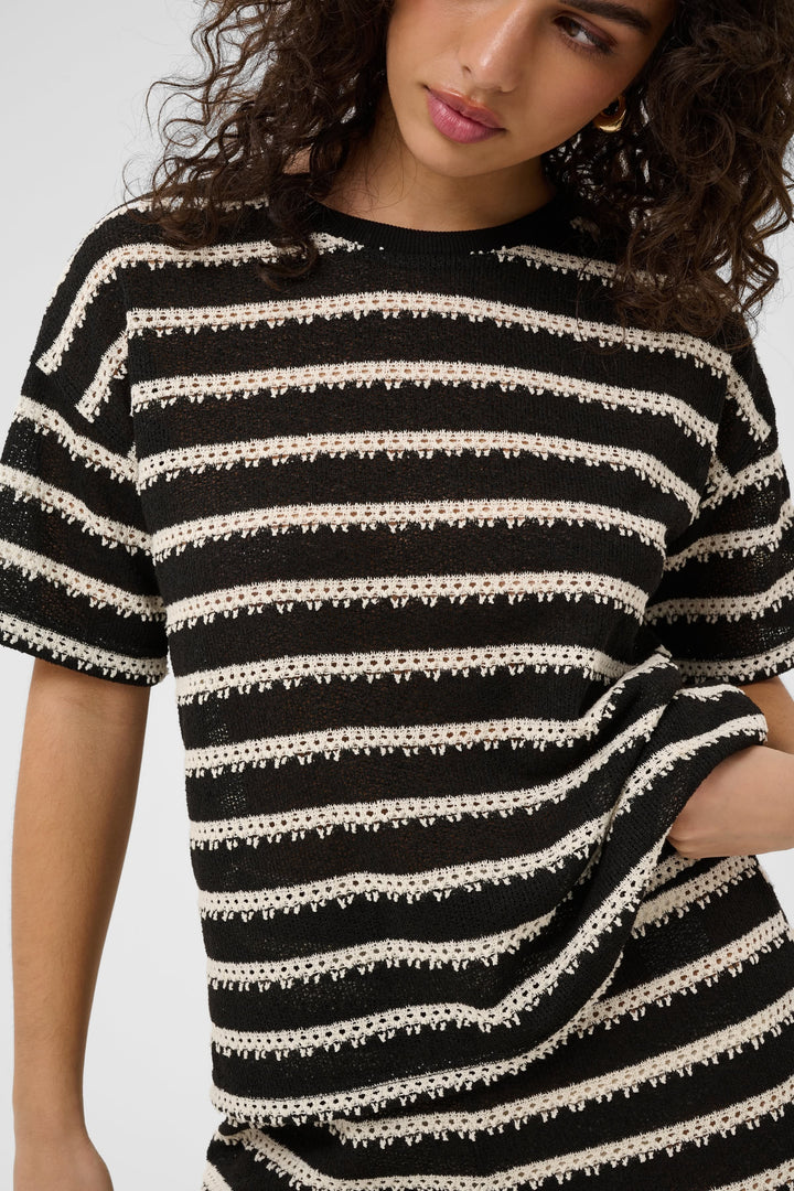 Vue latérale chandail rayé multicolore Kaffe pour femme, manches longues, porté par Valérie Simon