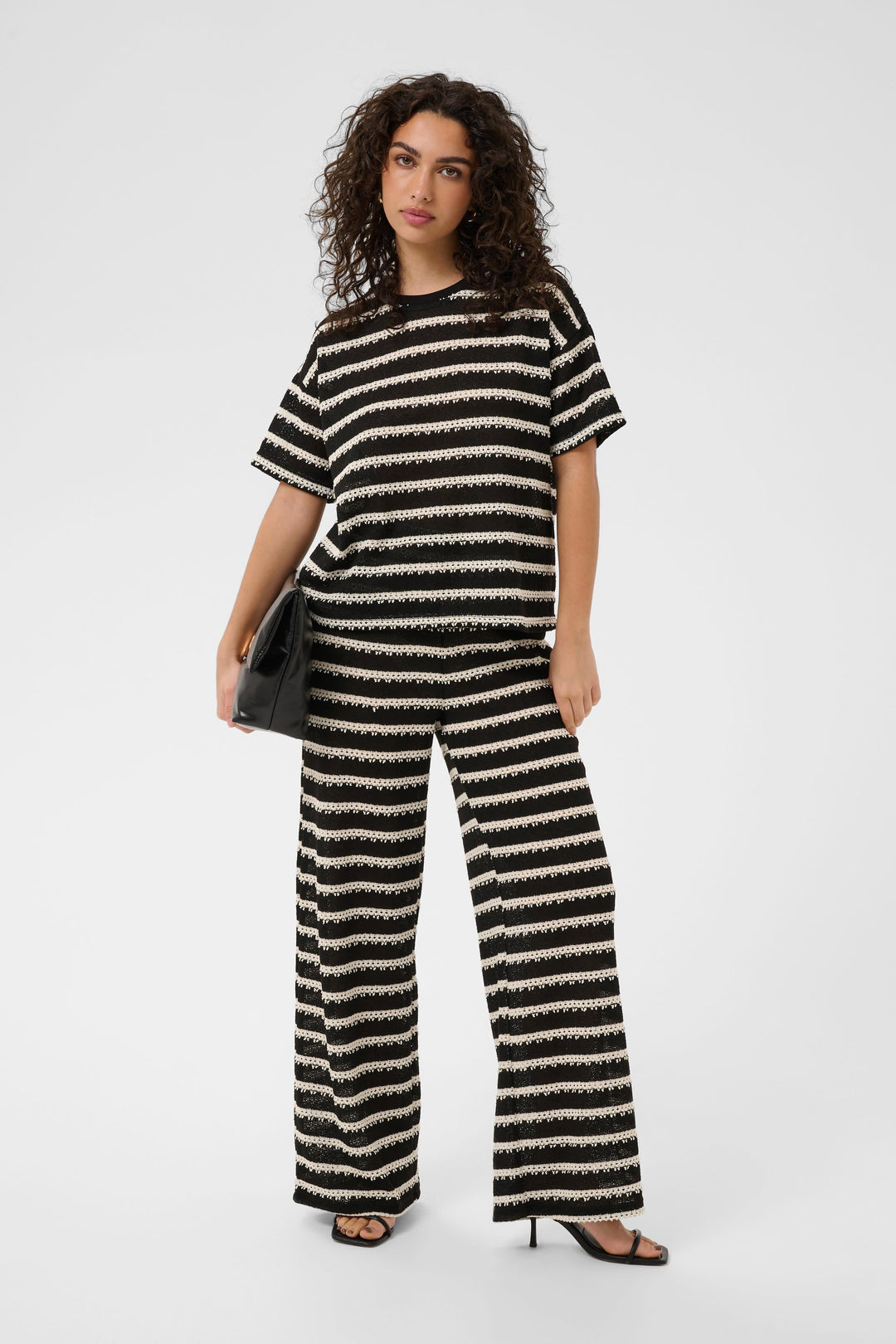 Vue de face chandail tricot rayé Kaffe pour femme beige avec rayures noires - Valérie Simon