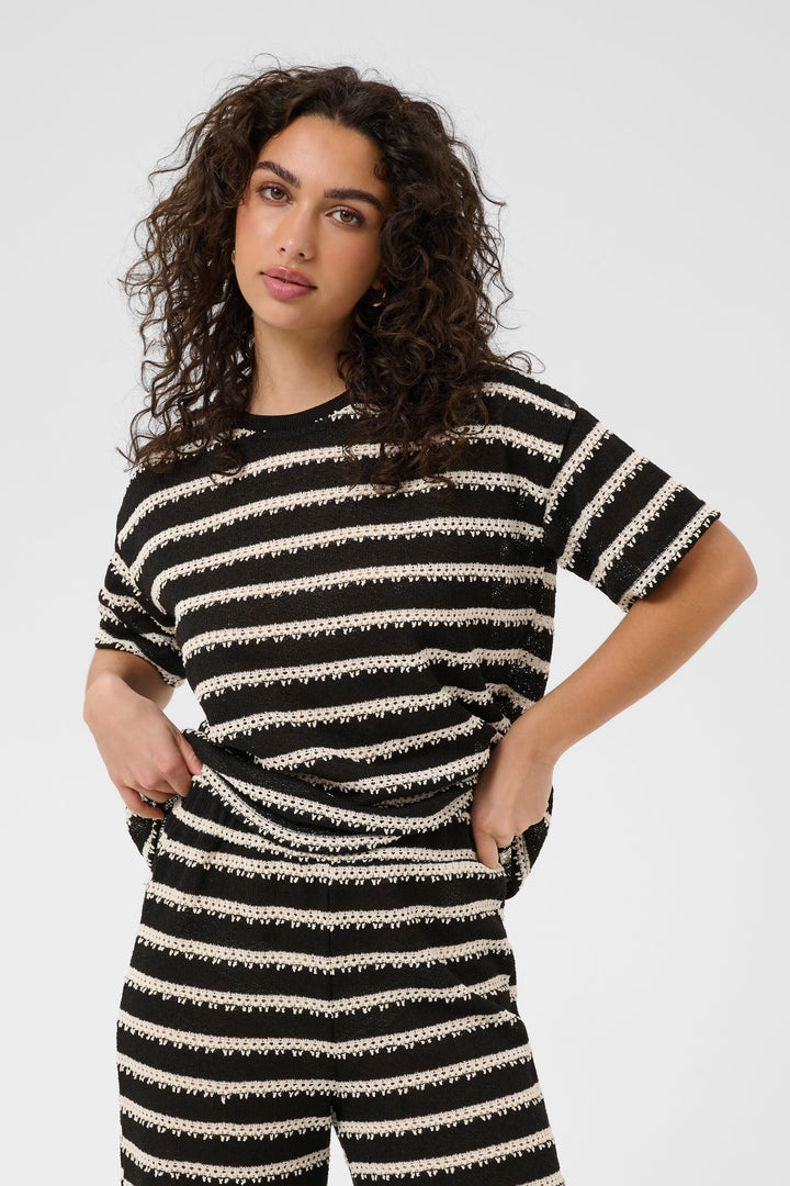 Vue côté chandail rayé multicolore Kaffe pour femme, détails tricotés - Valérie Simon