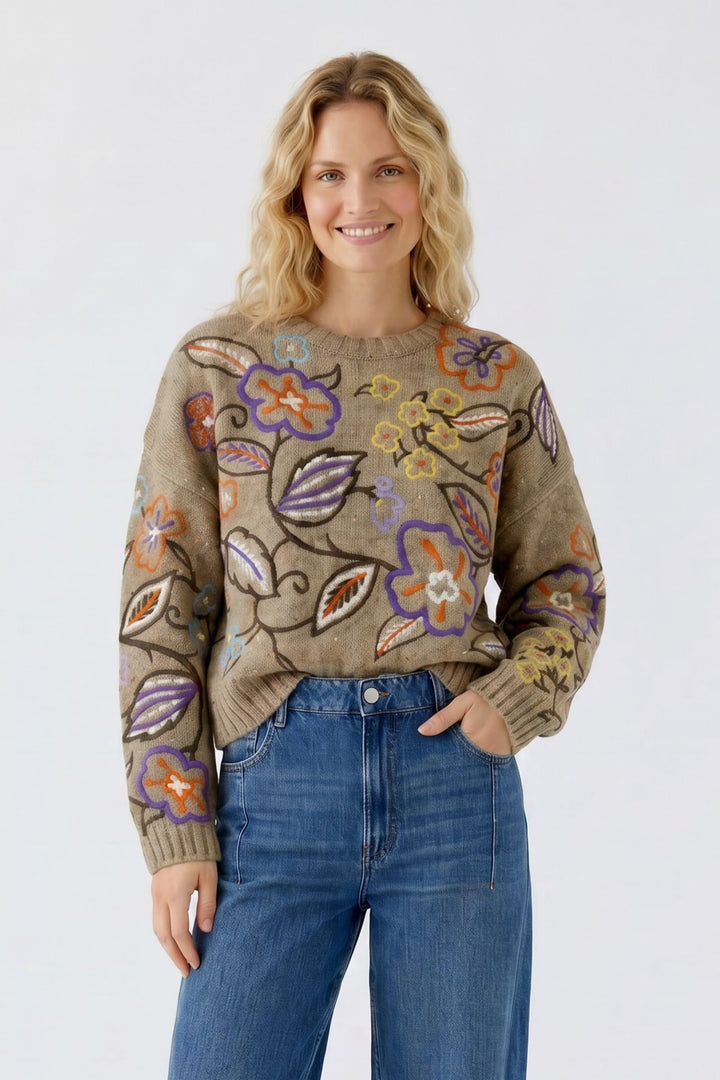 Vue de face chandail brodé fleurs multicolores pour femme par Oui - Valérie Simon