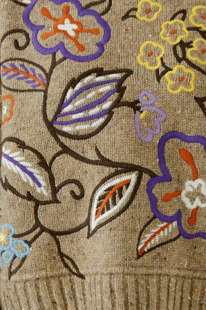 Vue de détail chandail brodé fleurs pour femme rose pâle - Valérie Simon