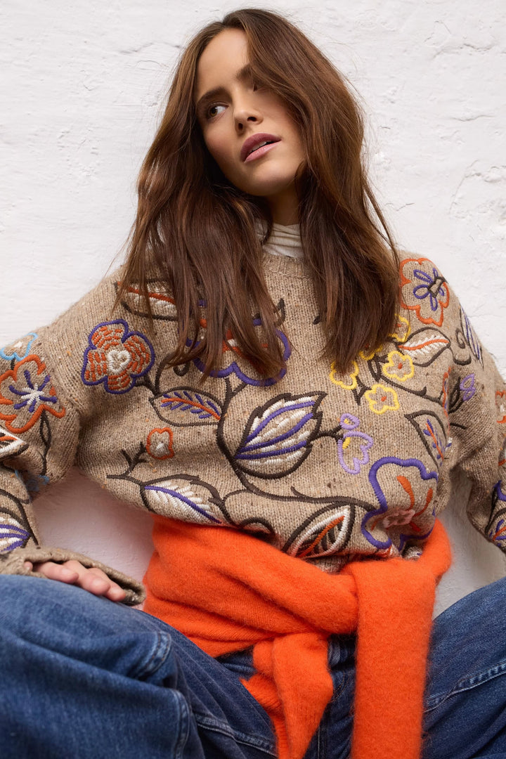Vue de face chandail brodé à fleurs Oui pour femme beige détails pétales broderie - Valérie Simon