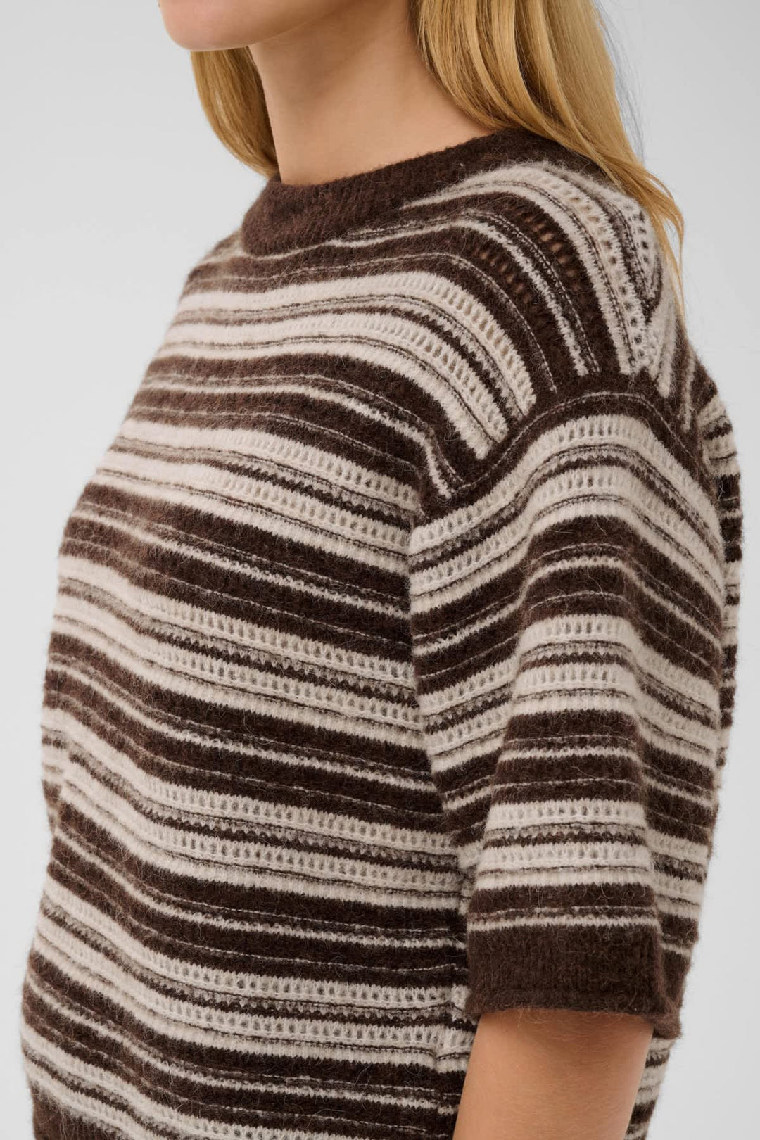 Vue de côté chandail en maille beige Part Two Cerys pour femme avec détail rayures - Valérie Simon