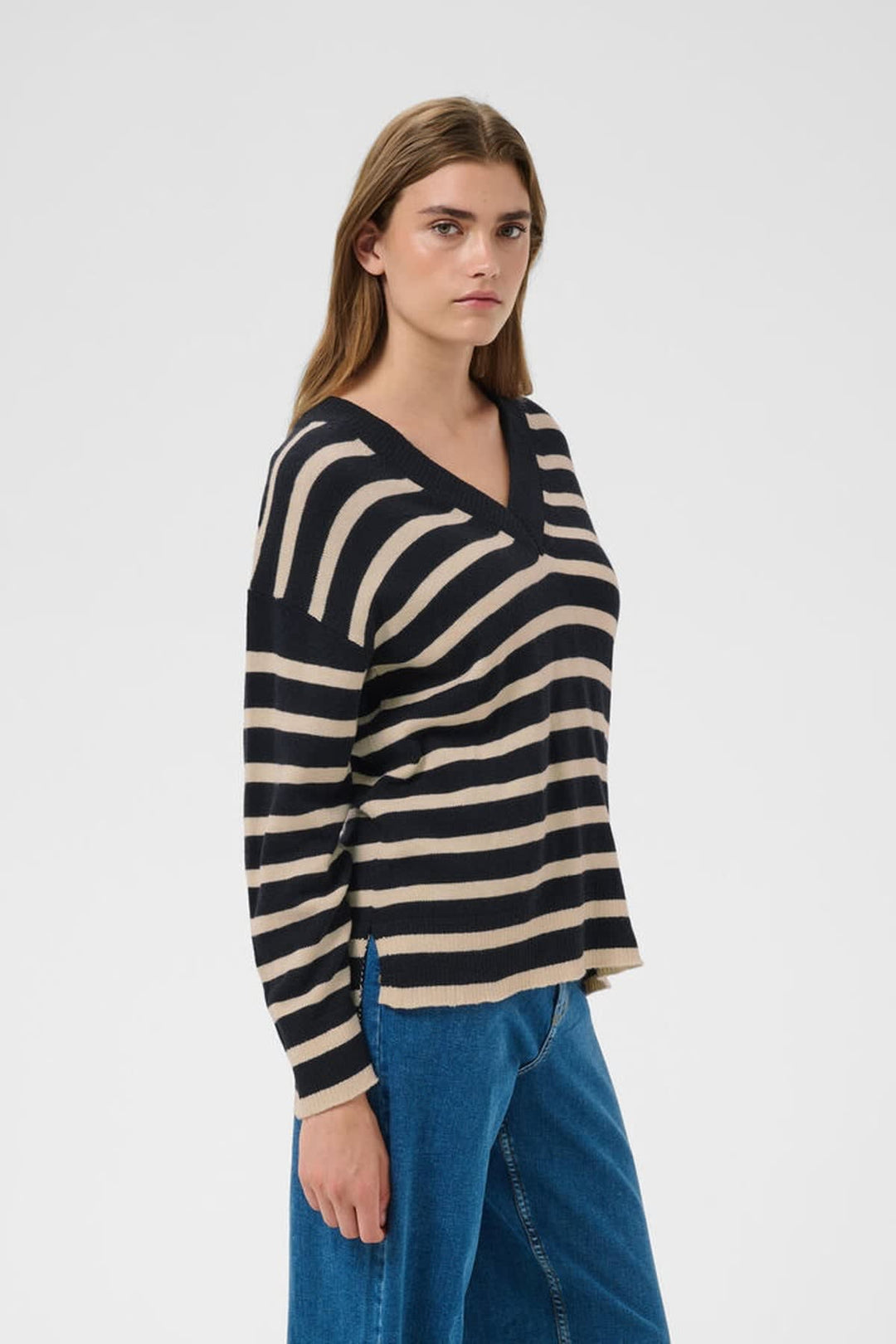 Vue détaillée chandail V bleu marine Part Two pour femme tricoté avec motif ajouré – Valérie Simon