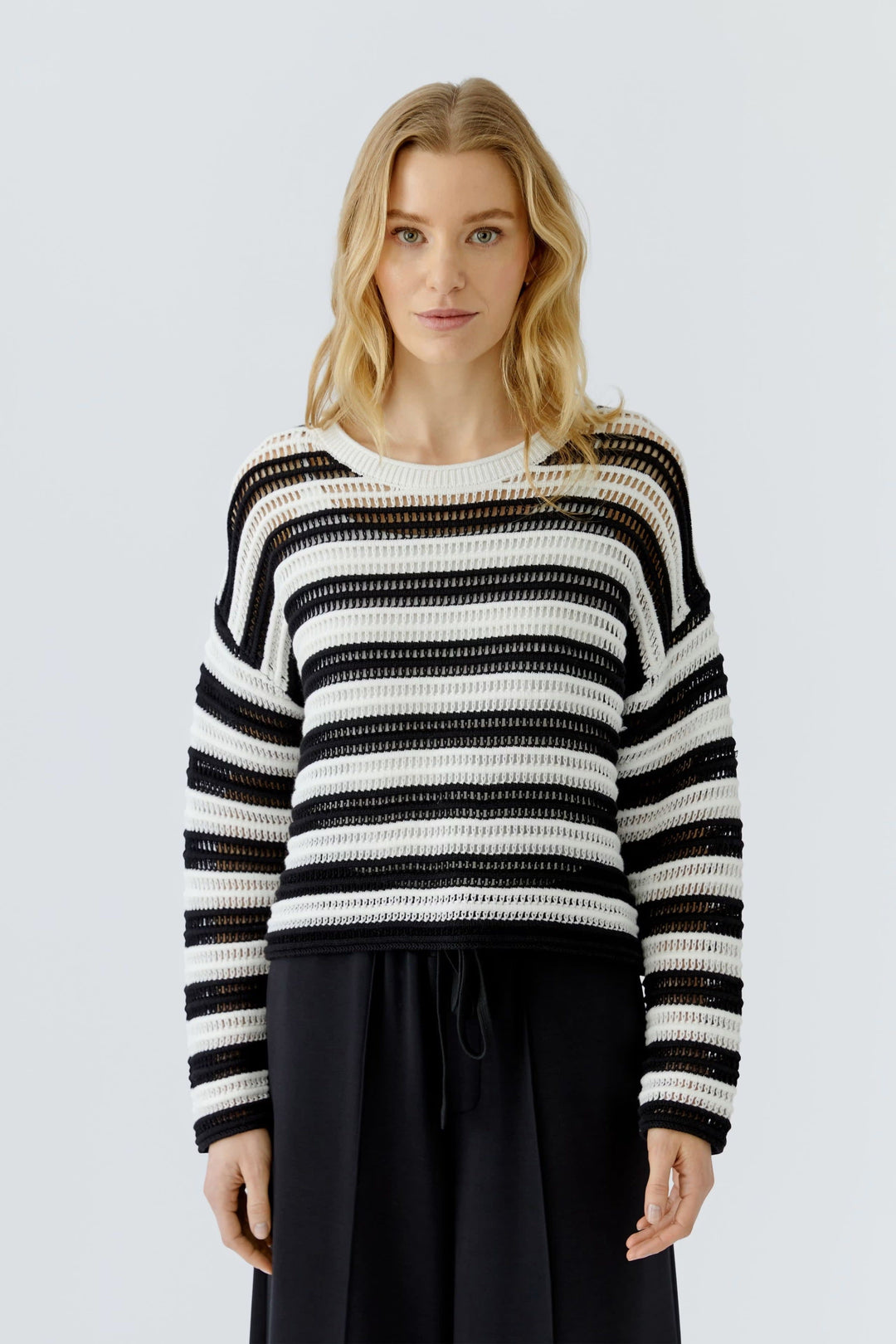 Vue de front chandail en tricot rayé beige avec détails ajourés pour femme de marque Oui - Valérie Simon
