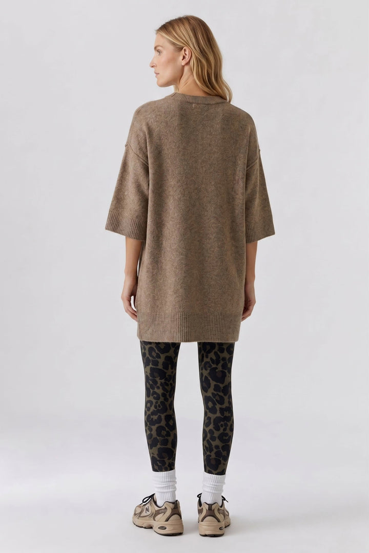 Vue de dos chandail long en laine Oui beige avec motif torsadé - Valérie Simon