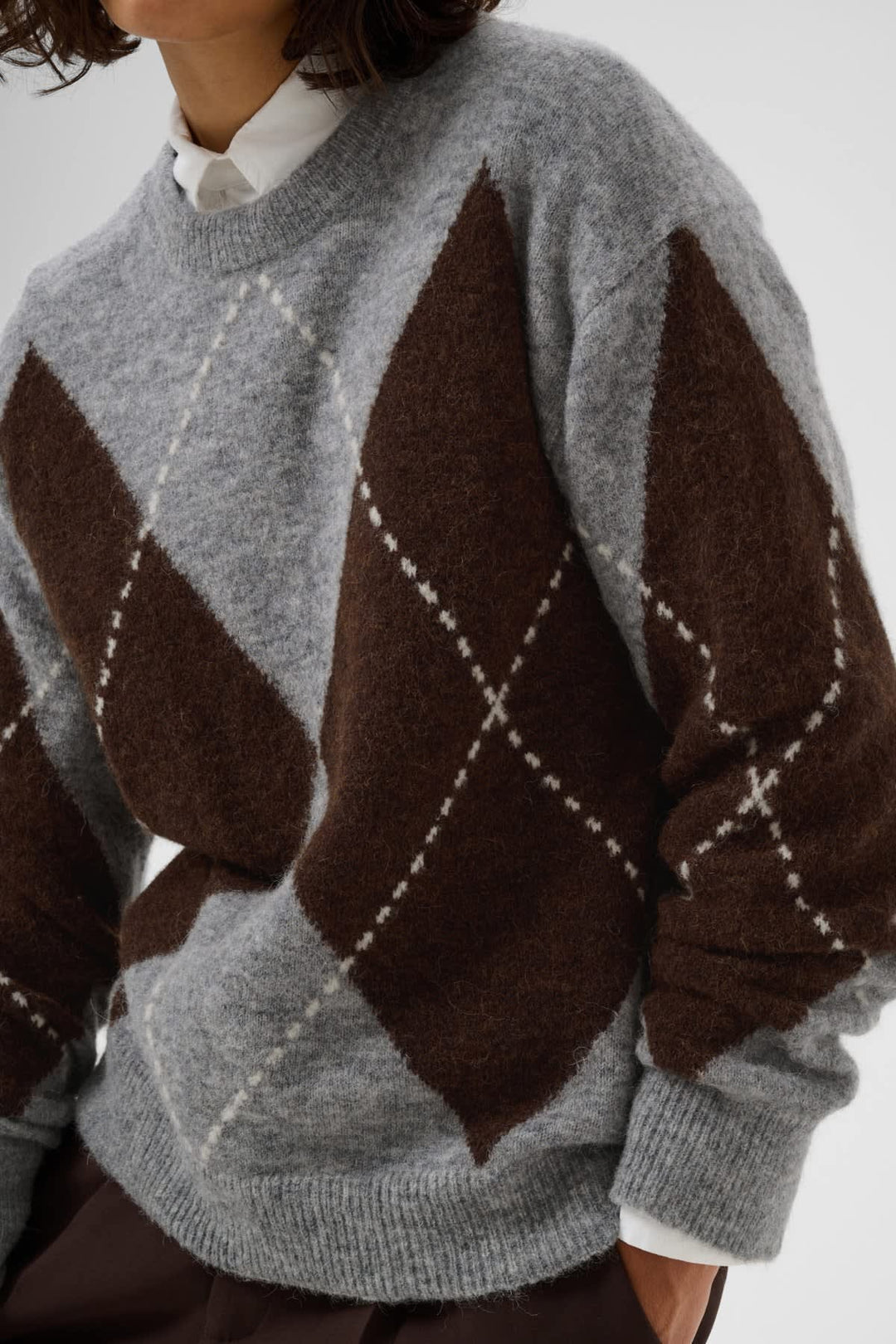 Vue de face chandail Sorayas Part Two pour femme gris avec col rond et texture côtelée - Valérie Simon