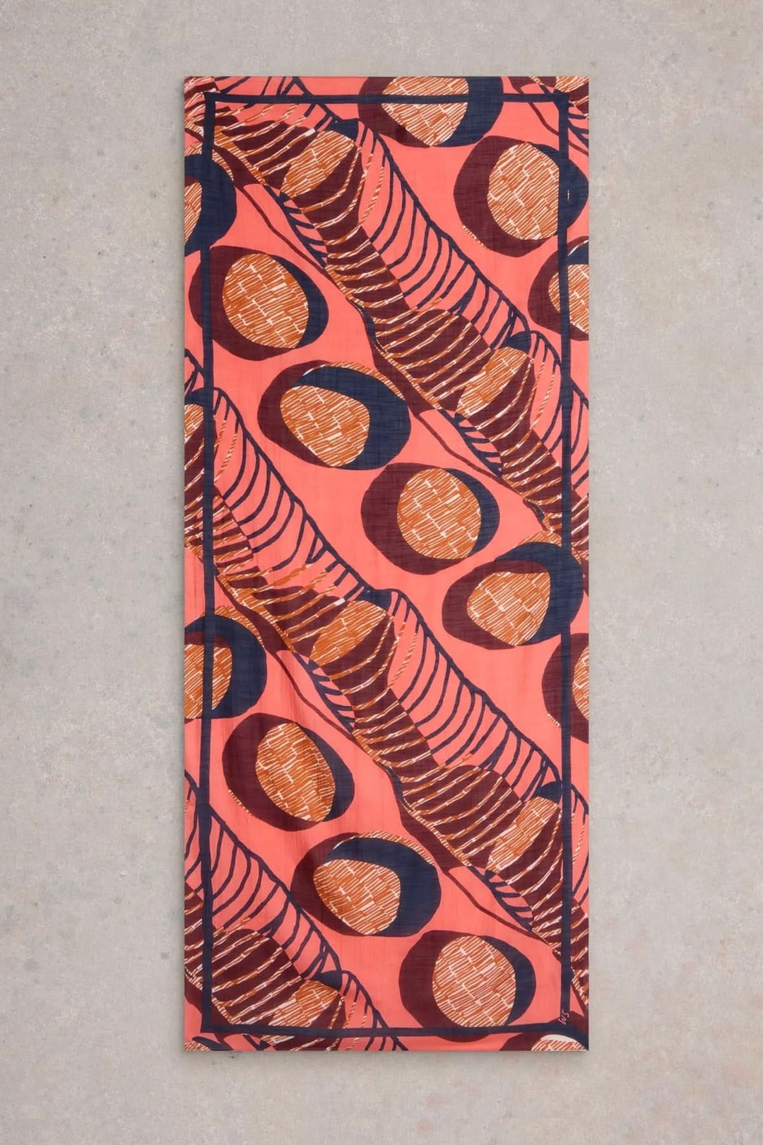 Écharpe géométrique abstraite en coton bio et viscose EcoVero, légère et douce. Imprimé coloré sur fond rose.