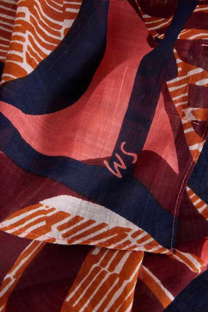 Écharpe en coton biologique avec un motif géométrique abstrait aux couleurs vives.