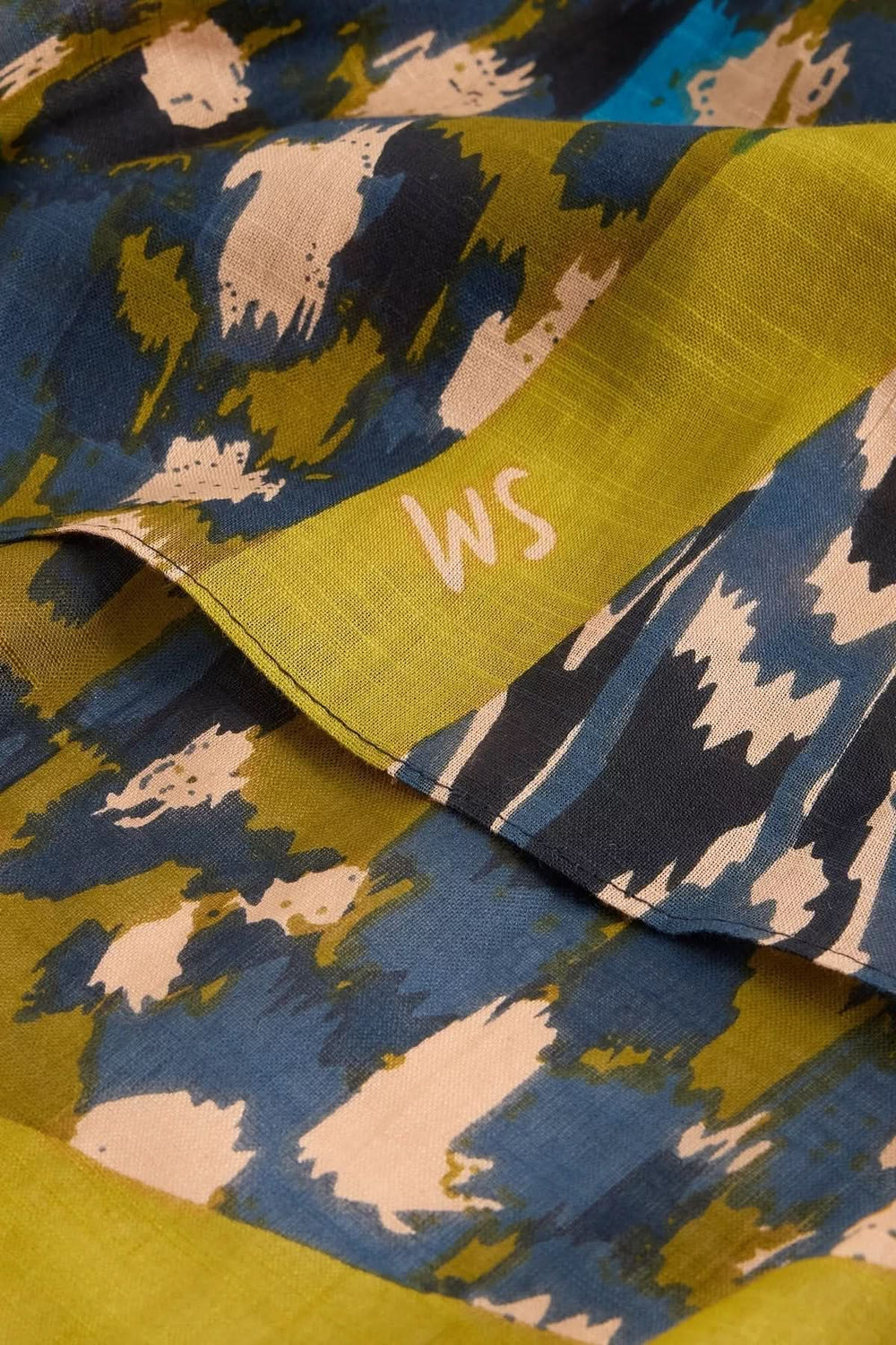 Écharpe légère en coton biologique avec motifs abstraits verts et bleus, dimensions 200x80 cm.