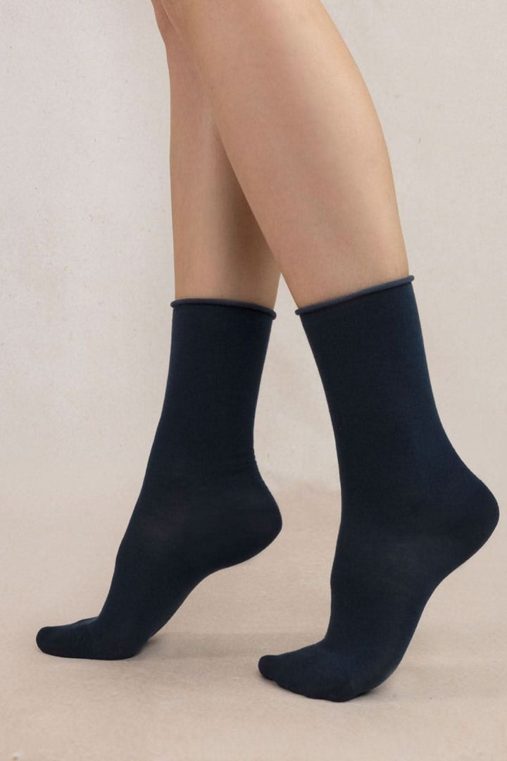 Chaussettes pur coton à bord roulé, confortables et stylées, avec couture plate et talons renforcés.