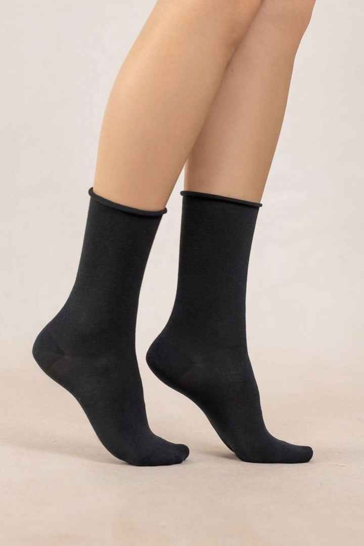 Chaussettes pur coton noires avec bord roulé, confortables et élégantes pour un style décontracté.