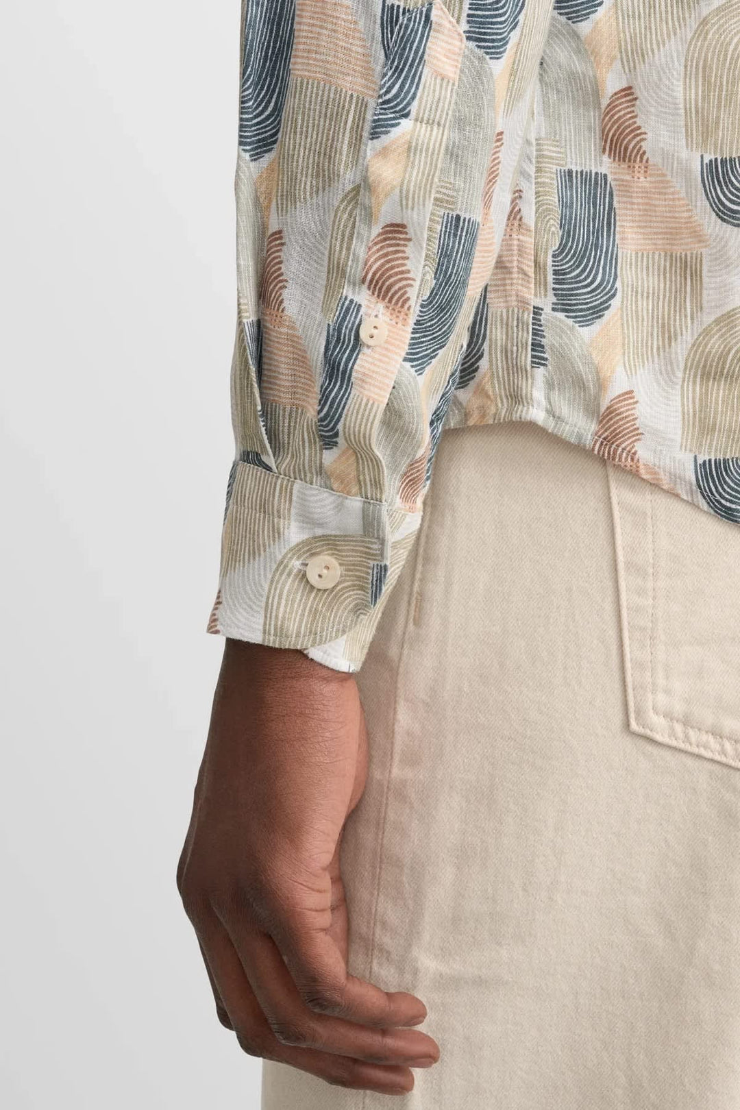 Vue de face chemise à imprimé géométrique Eton pour homme, tons bleu et rouge - Valérie Simon