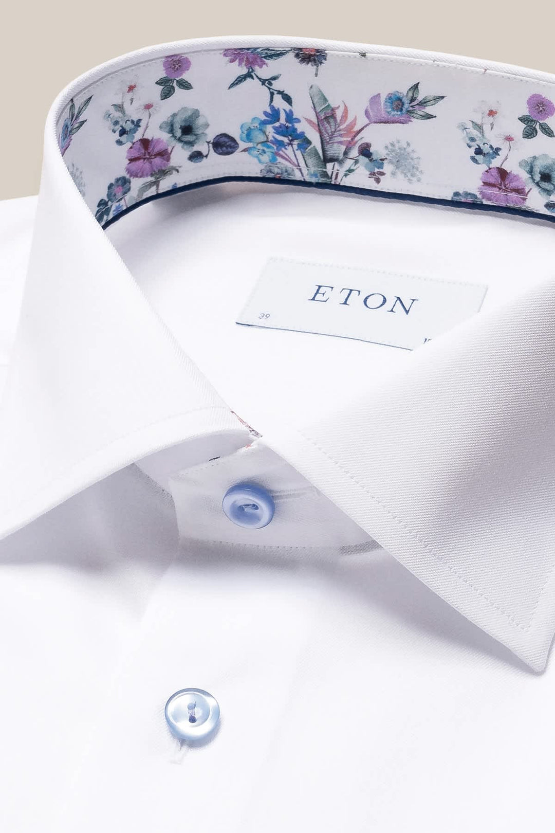 Vue de face chemise Eton détails floraux contrastants homme blanc - Valérie Simon