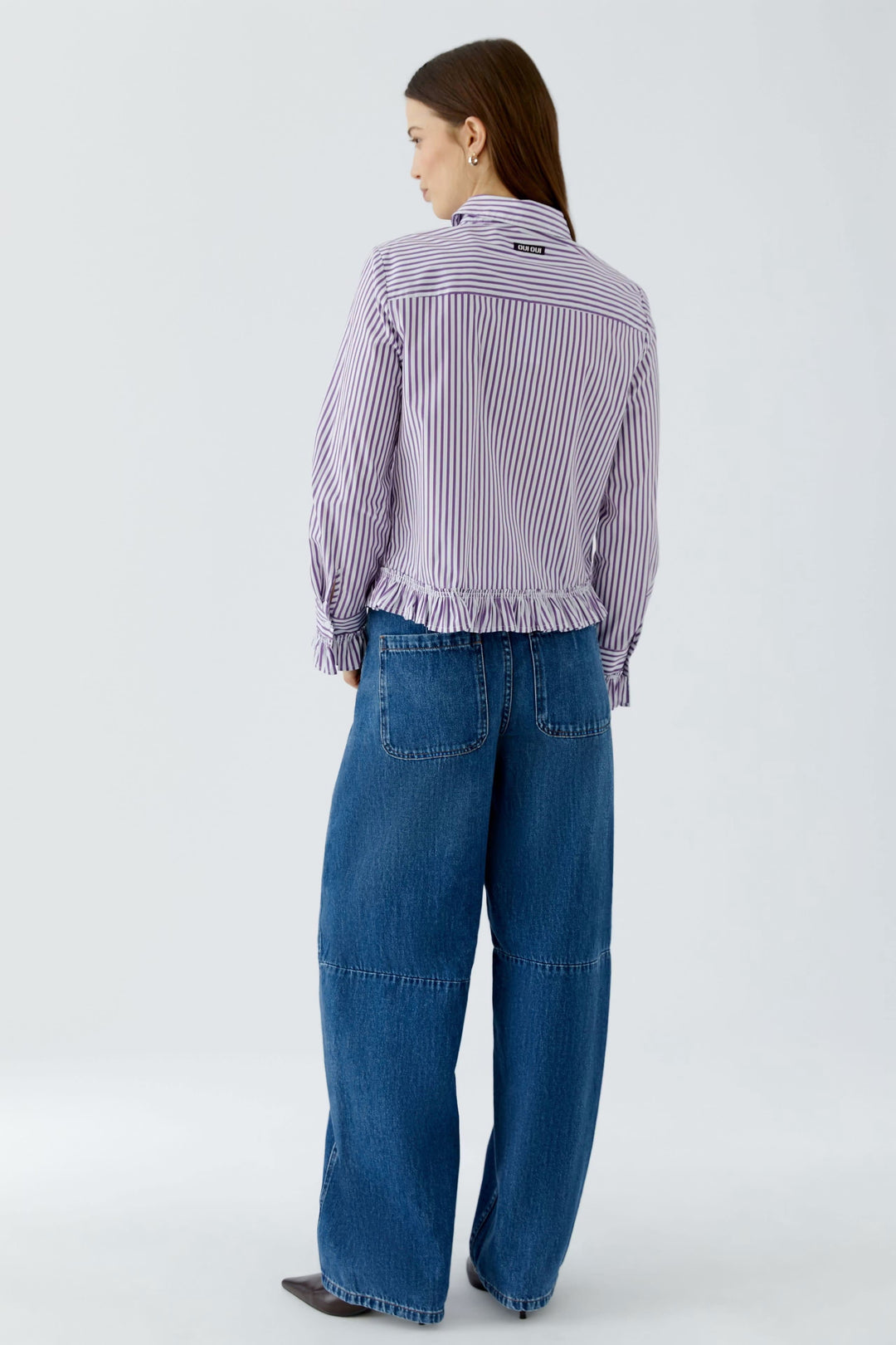 Vue de face chemise rayée avec volants pour femme bleu - Valérie Simon