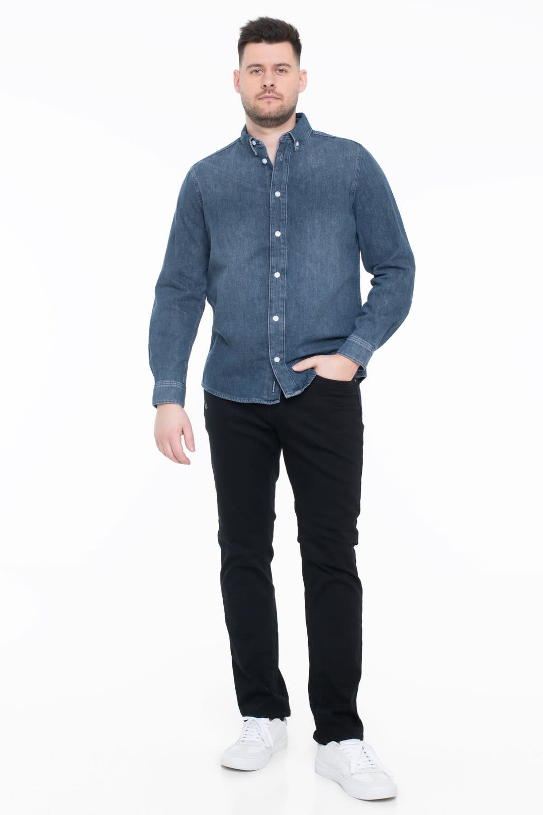 Vue de côté chemise sport en denim Tom Tailor pour homme bleu clair - Valérie Simon