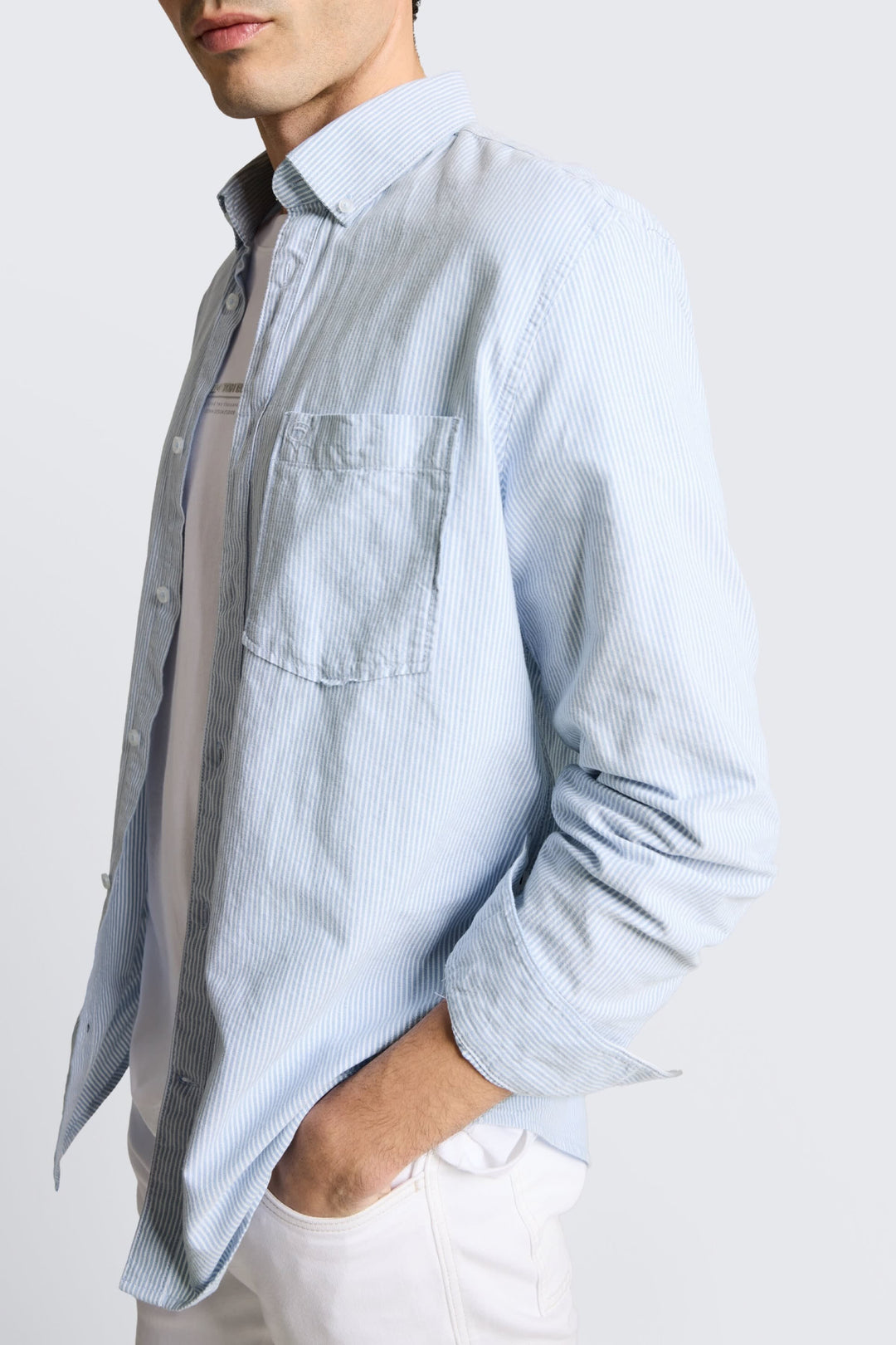 Vue de face chemise rayée bleu ciel Tom Tailor pour homme, poche poitrine - Valérie Simon
