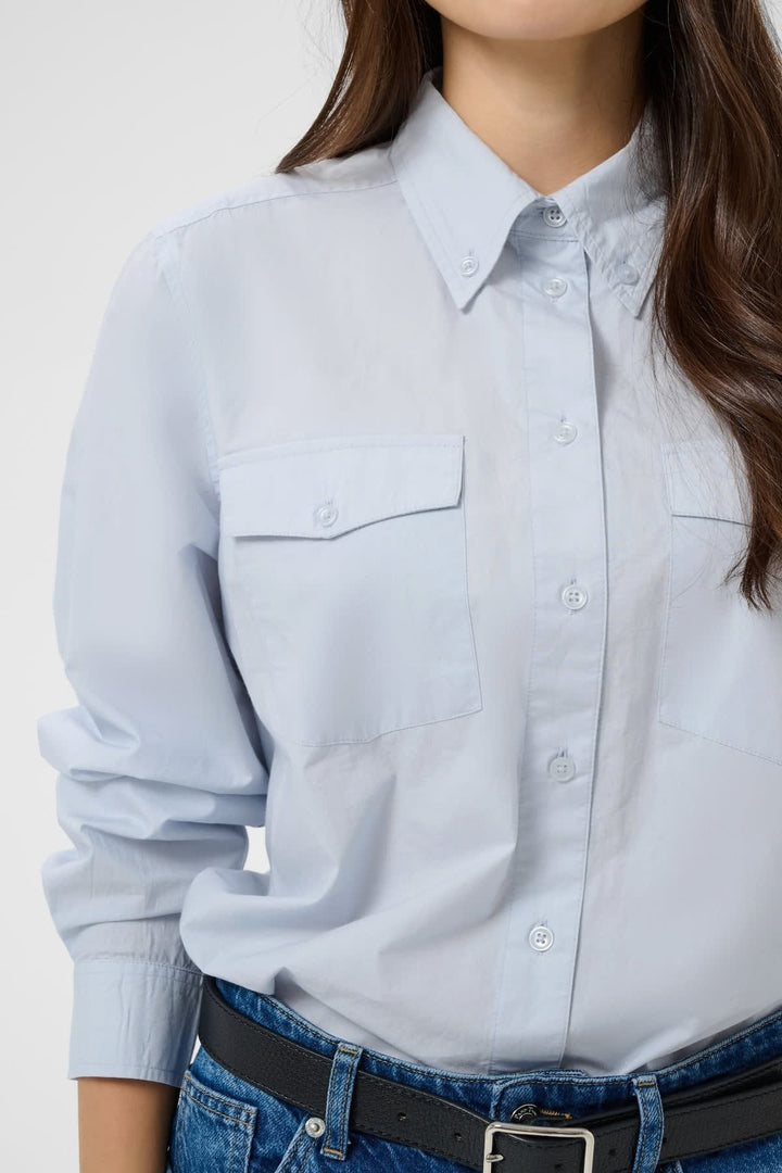 Vue de face chemise utilitaire Chanya Part Two blanche avec col pour femme - Valérie Simon