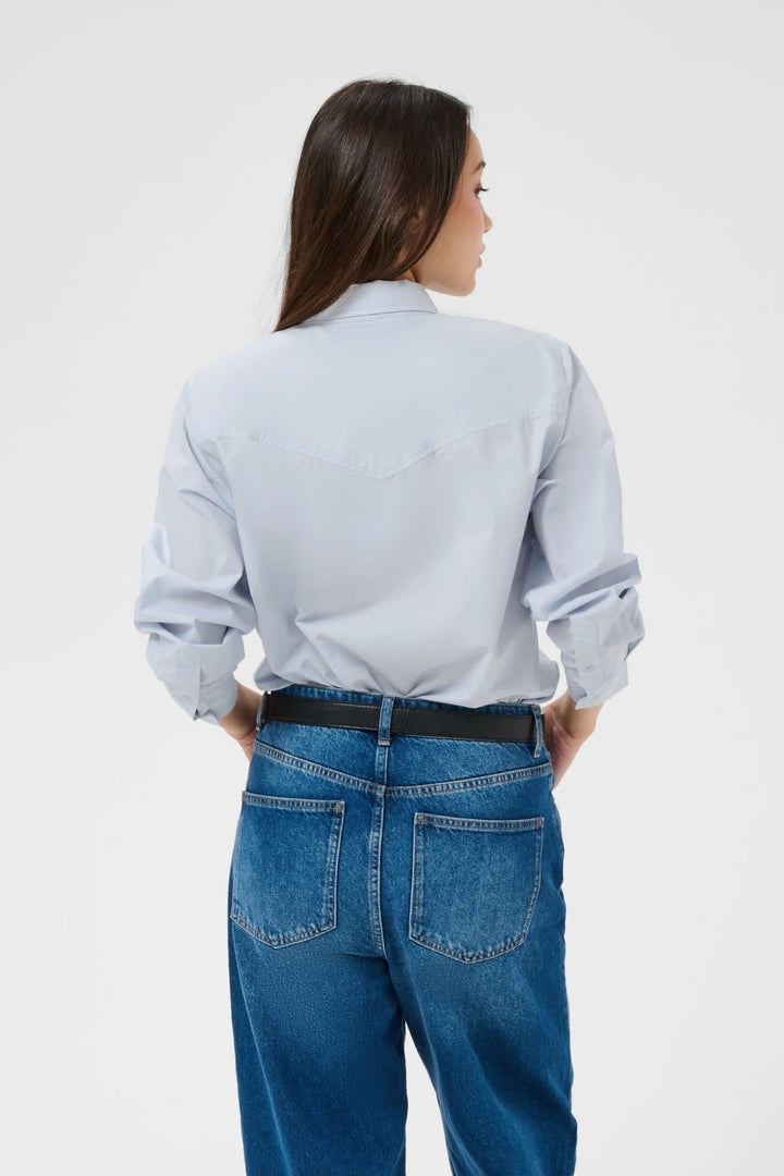Vue de face chemise utilitaire Part Two pour femme blanc avec poches poitrine - Valérie Simon