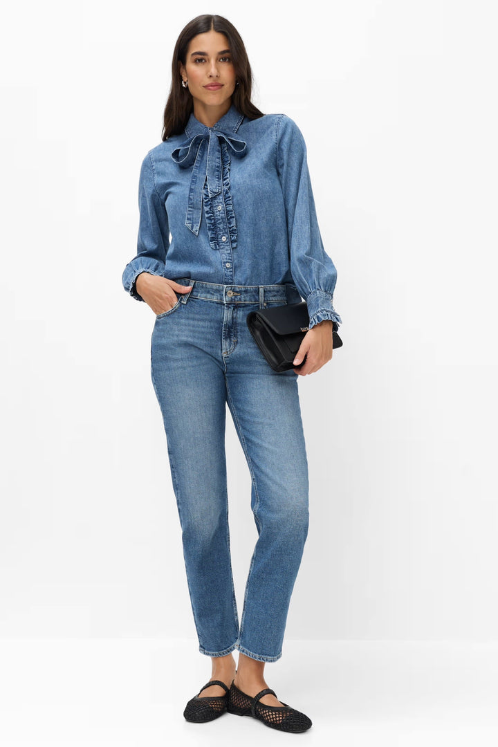 Chemise Victoria en denim bleu à col lavallière vue de face pour femme Brax