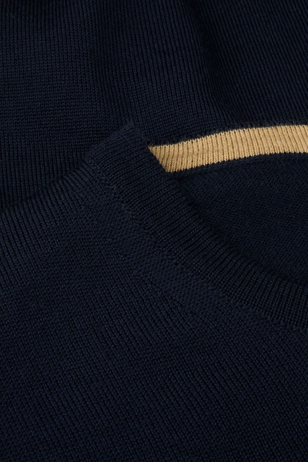 Chandail col rond en laine mérinos avec coudes contrastants, coudières discrètes et finitions côtelées élégantes.