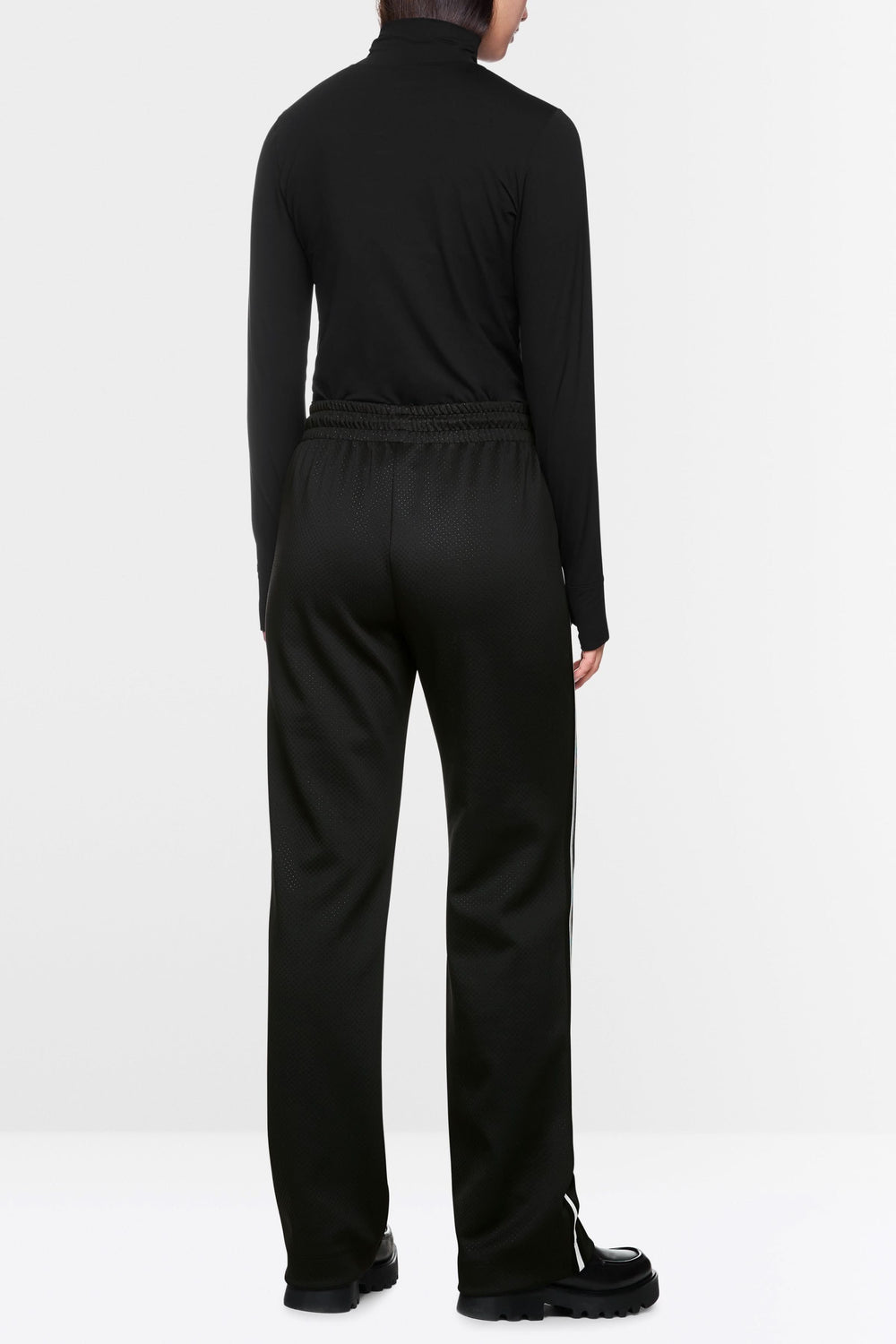 Pantalon Washington noir au dos, coupe droite, taille élastique, idéals pour un look sportif-chic.