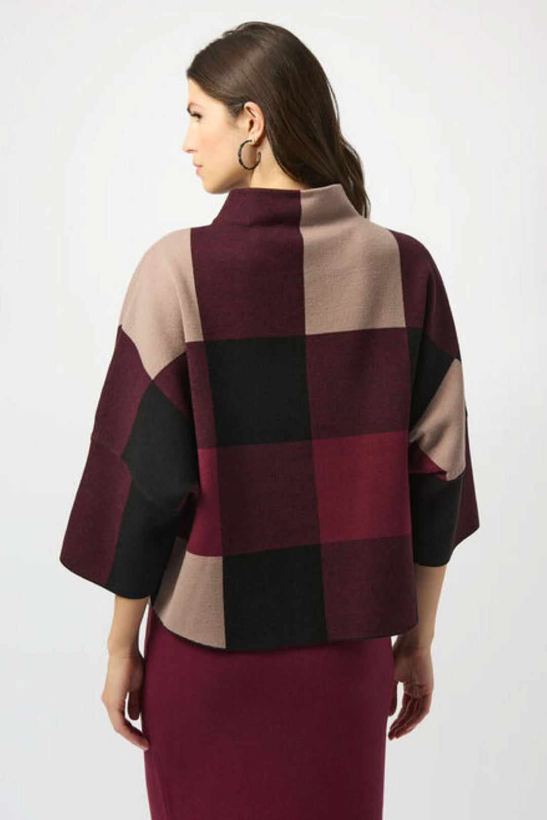 Chandail à col montant à motif carreauté, coupe boîte, confortable et élégant, porté avec un pantalon fuselé.