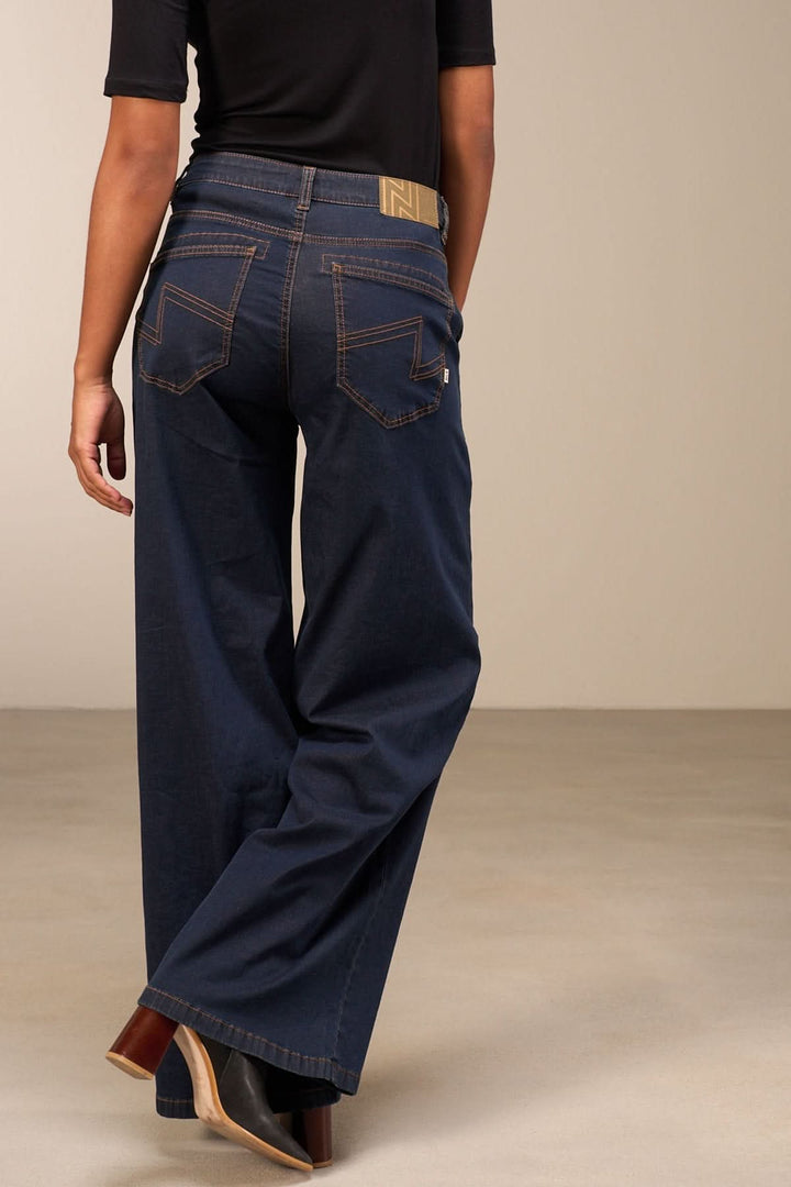 Jean coupe large vue de dos, taille mi-haute et jambes amples, parfait pour un look décontracté ou habillé.