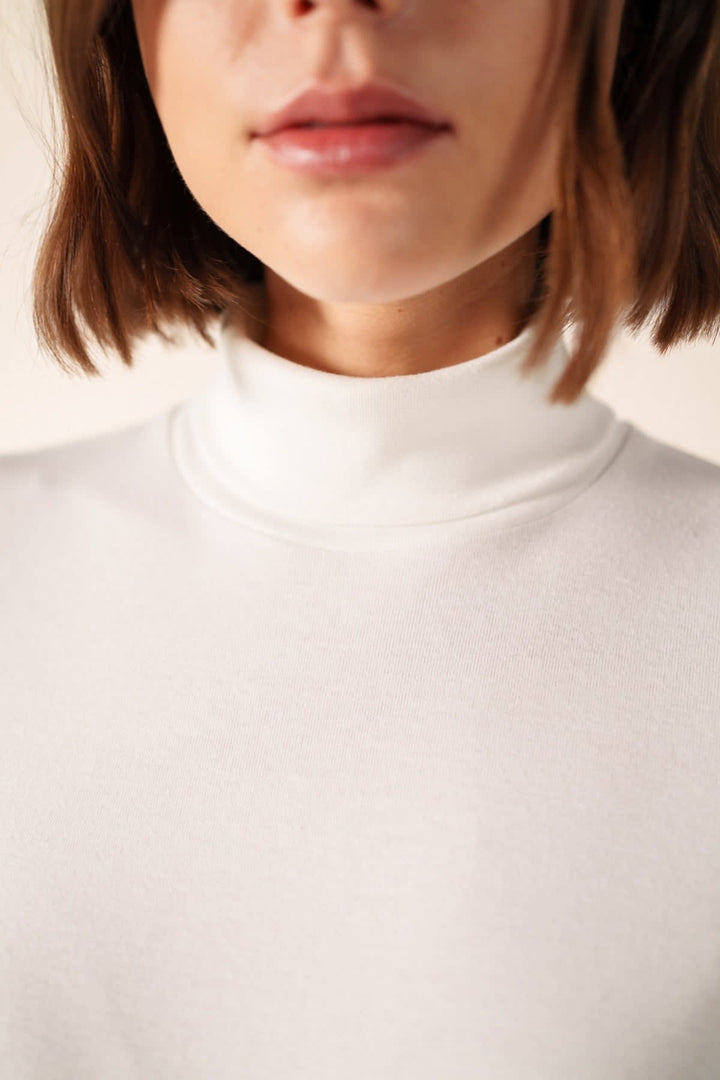 Side view of the red Celina women&