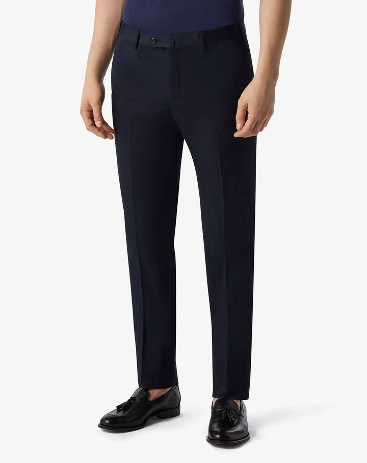 Pantalon habillé en coton extensible, coupe contemporaine, adapté pour toutes occasions.