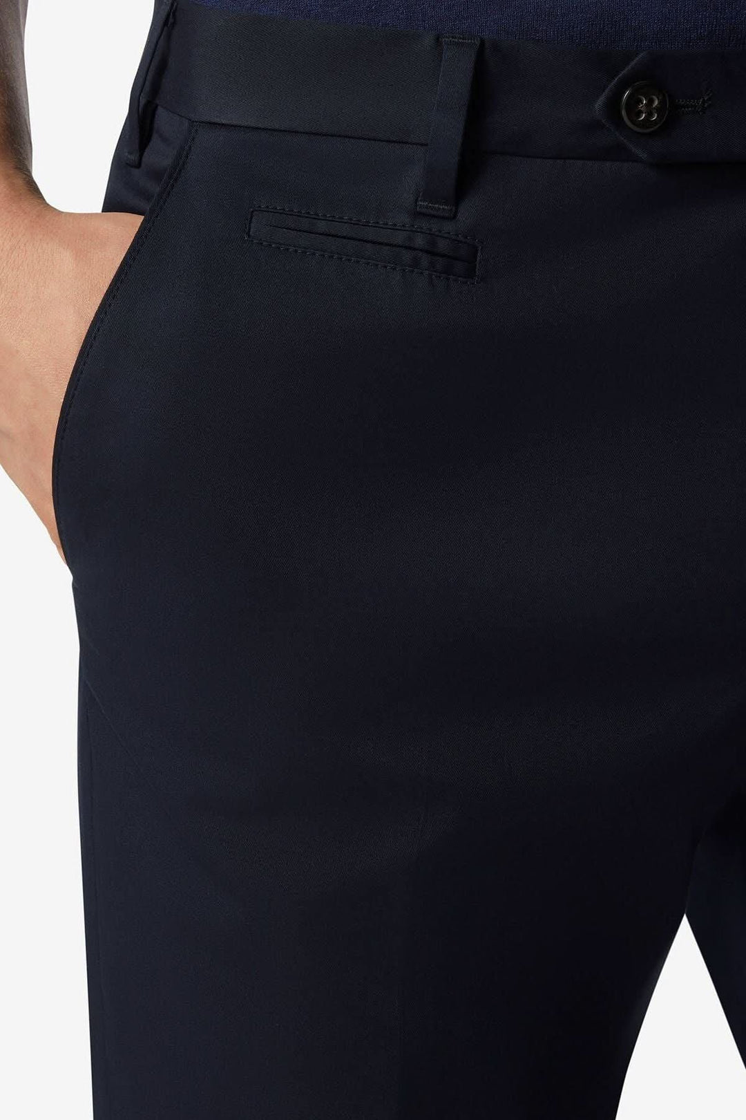 Pantalon habillé en coton stretch, coupe contemporaine, poche latérale, couleur bleu marine.