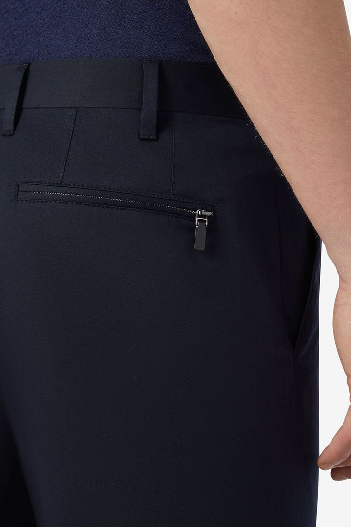 Pantalon habillé en coton avec poche arrière zippée, parfait pour le style décontracté ou formel.