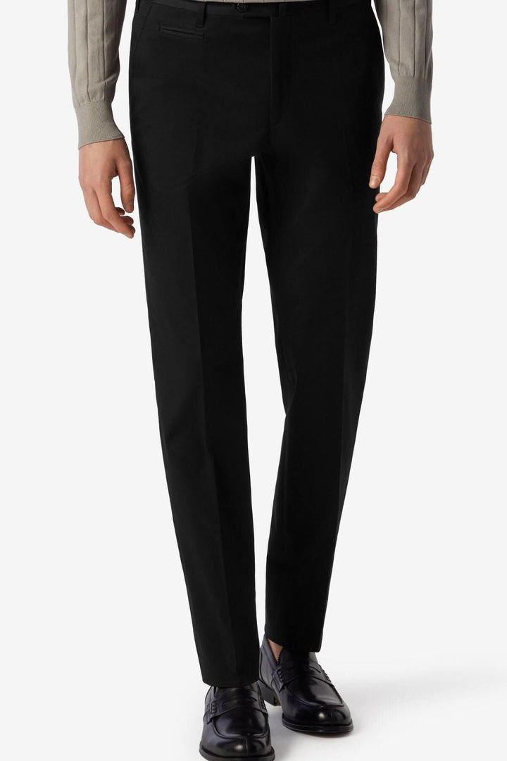 Pantalon habillé de coton extensible noir pour hommes, coupe contemporaine, élégant et confortable.