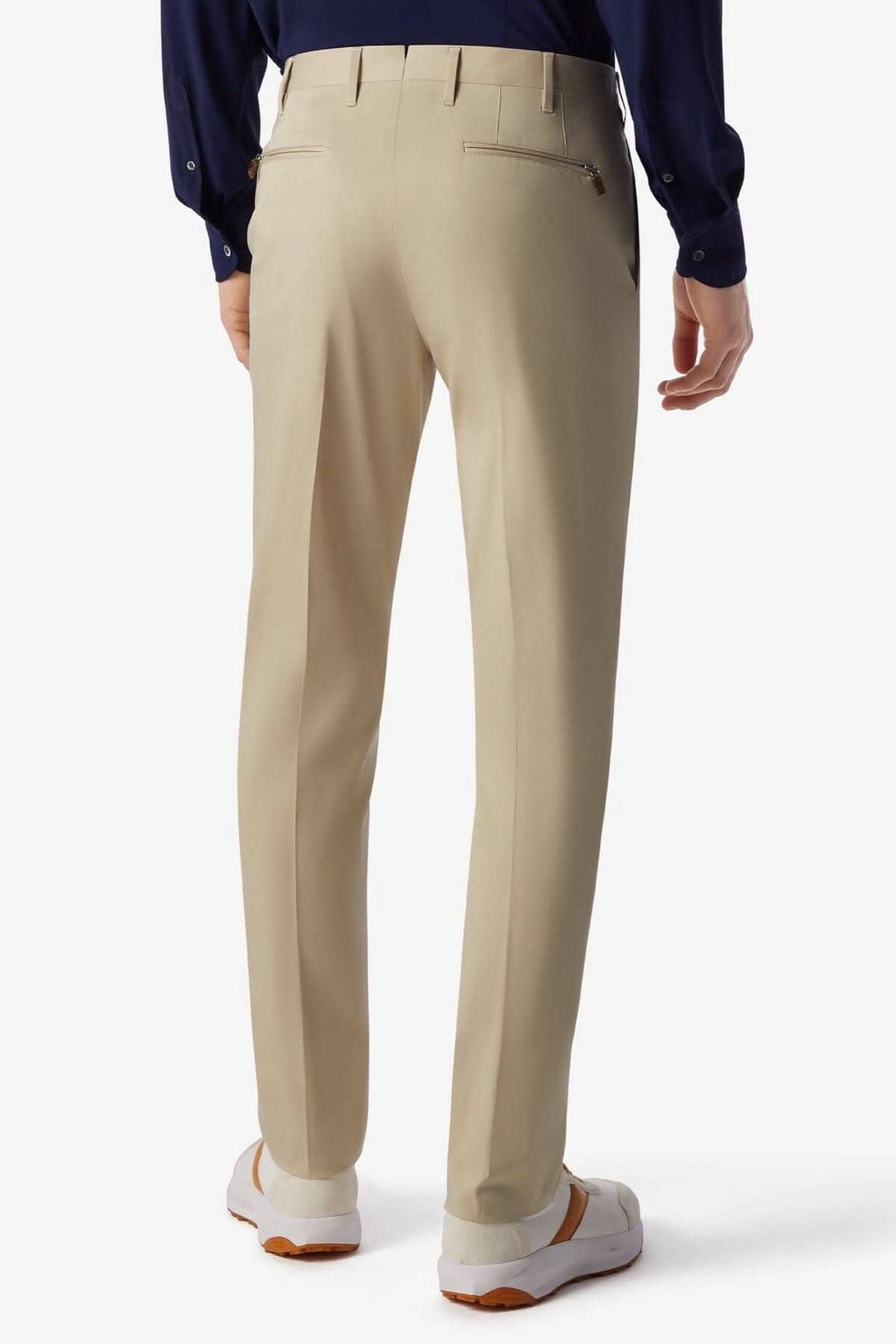 Pantalon habillé en coton extensible beige, vue arrière, avec poches et coupe contemporaine.